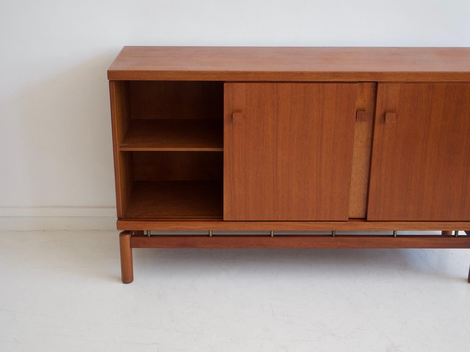 Credenza moderna di metà secolo in teak con dettagli in ottone in vendita 2