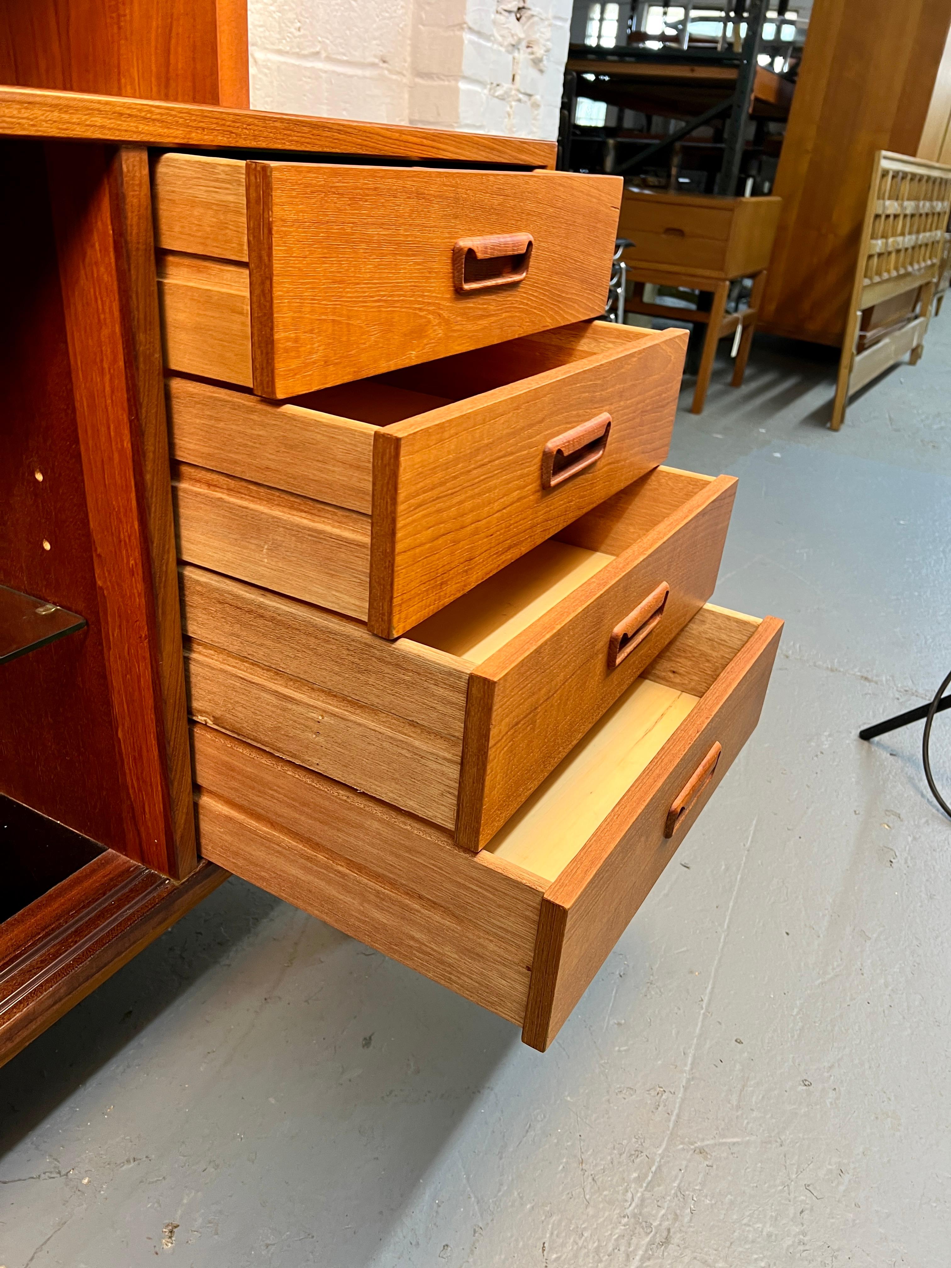 Credenza in teak moderna di metà secolo con topper di R.S. Associates in vendita 3
