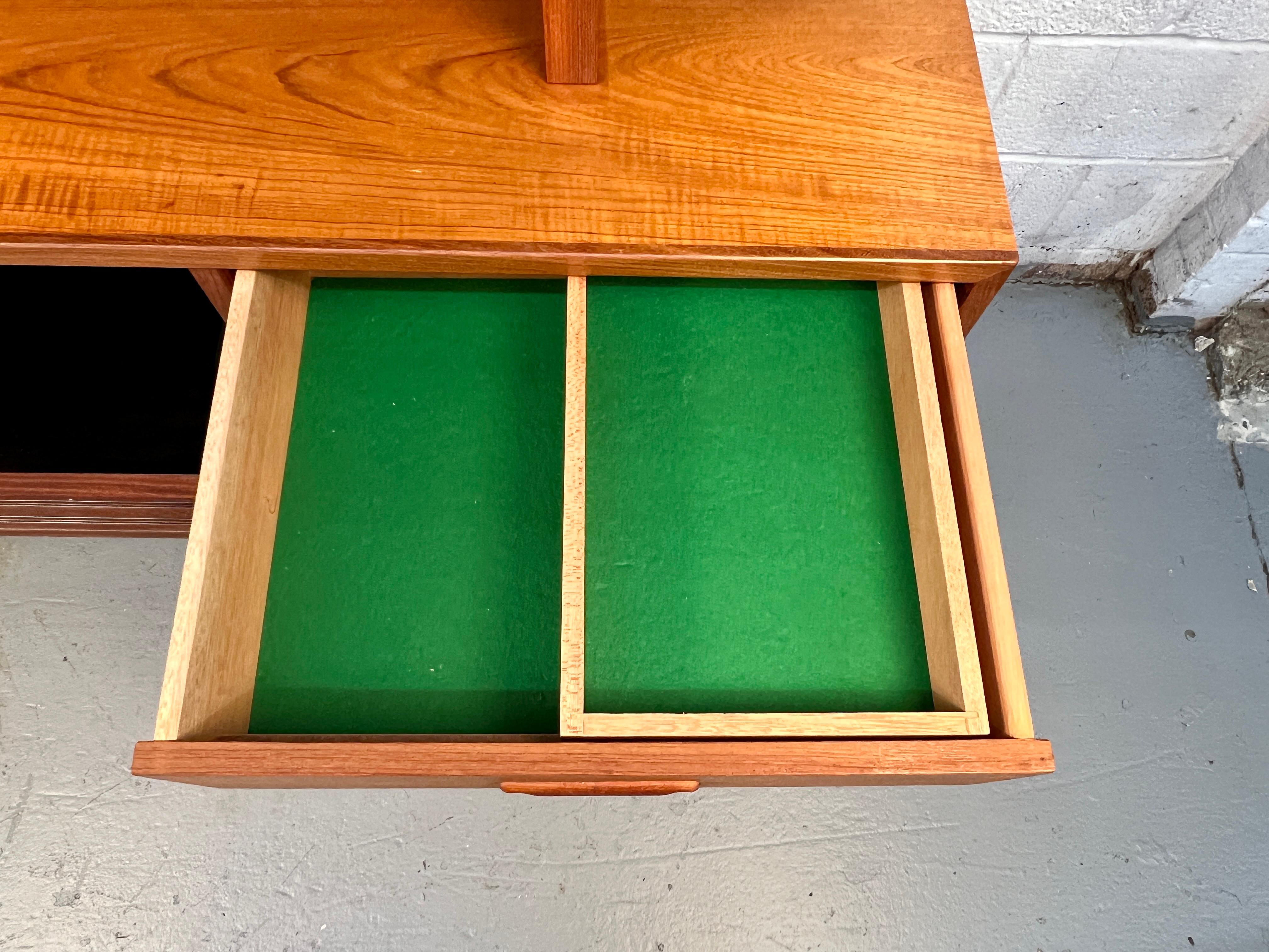 Credenza in teak moderna di metà secolo con topper di R.S. Associates in vendita 4