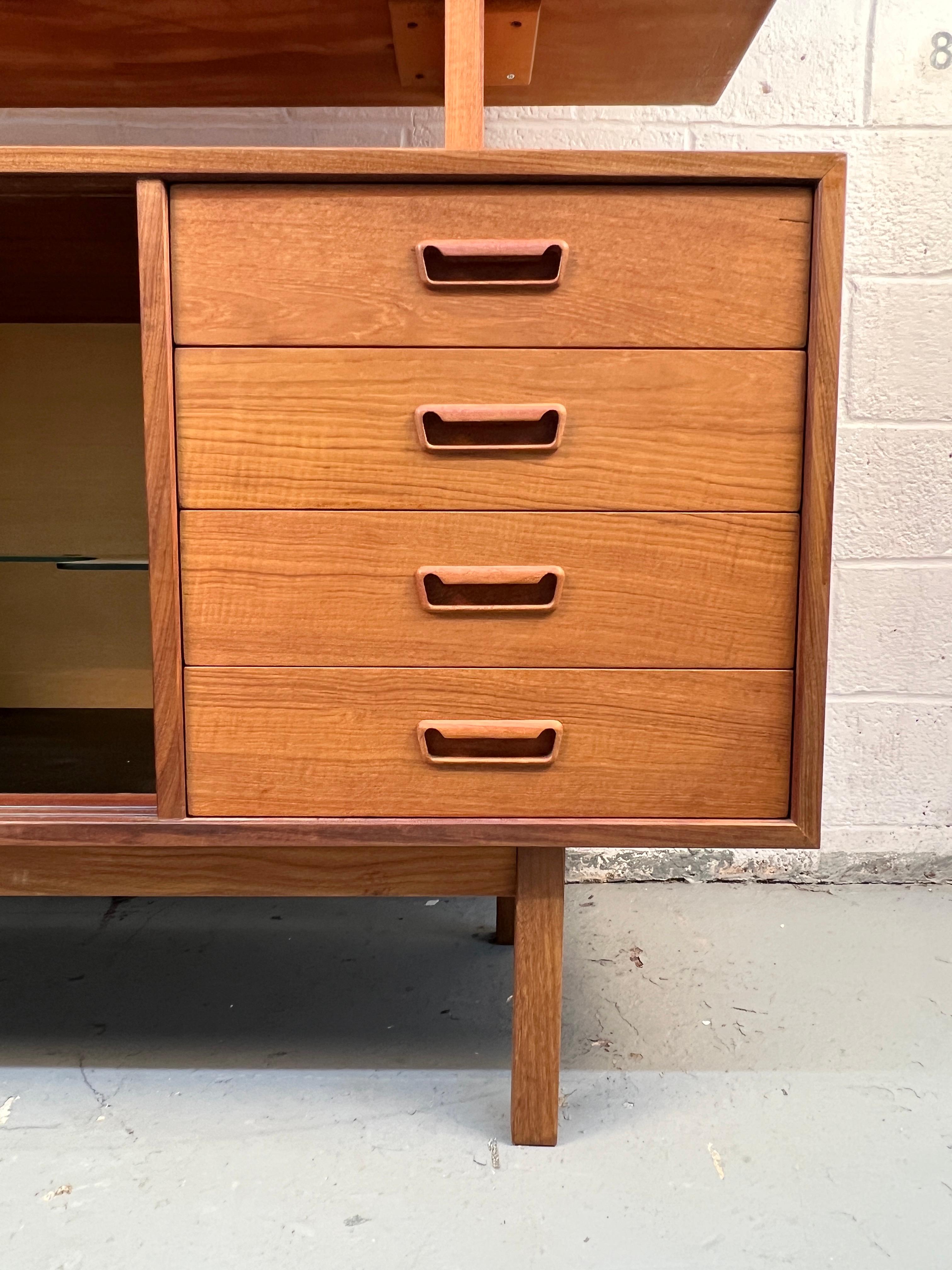 Credenza in teak moderna di metà secolo con topper di R.S. Associates in vendita 5
