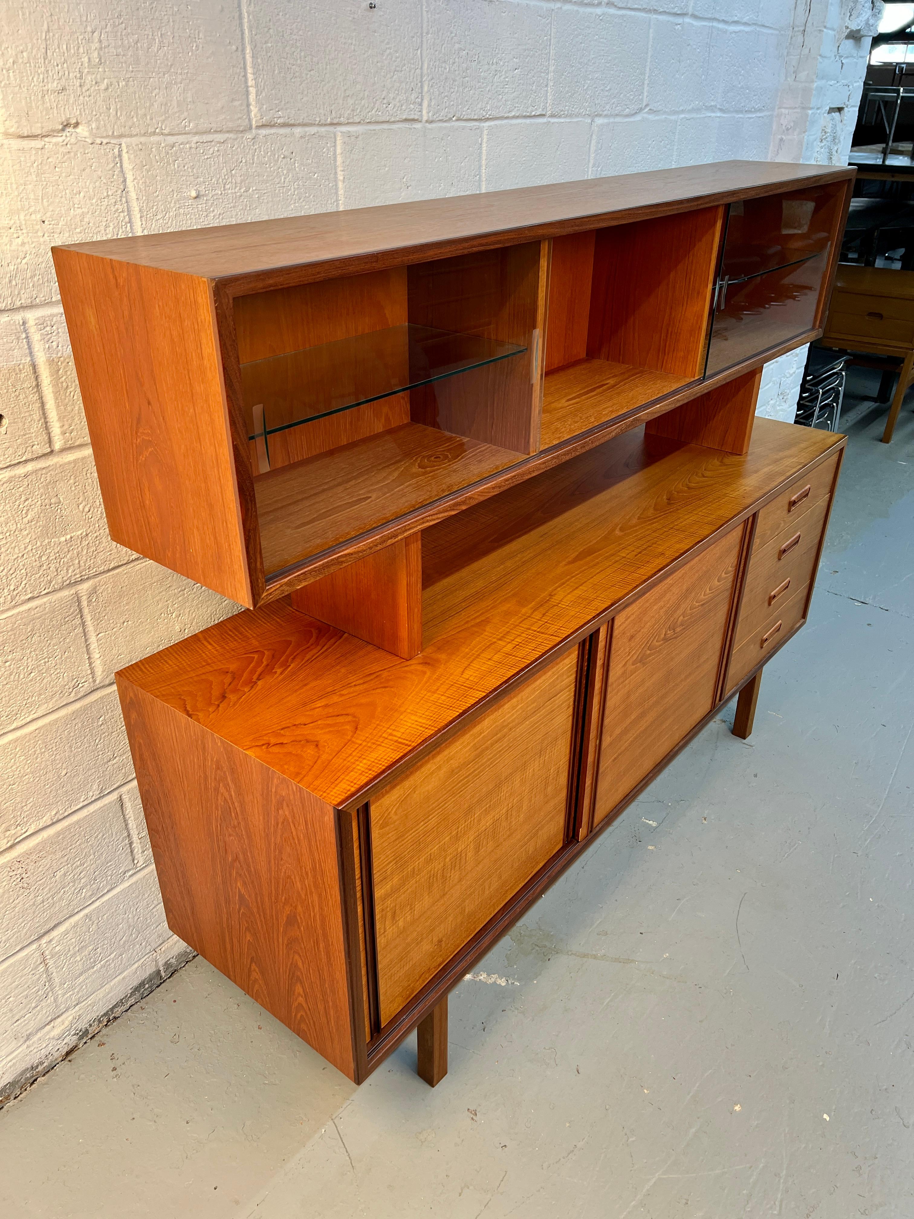 Mid-Century moderno Credenza in teak moderna di metà secolo con topper di R.S. Associates in vendita