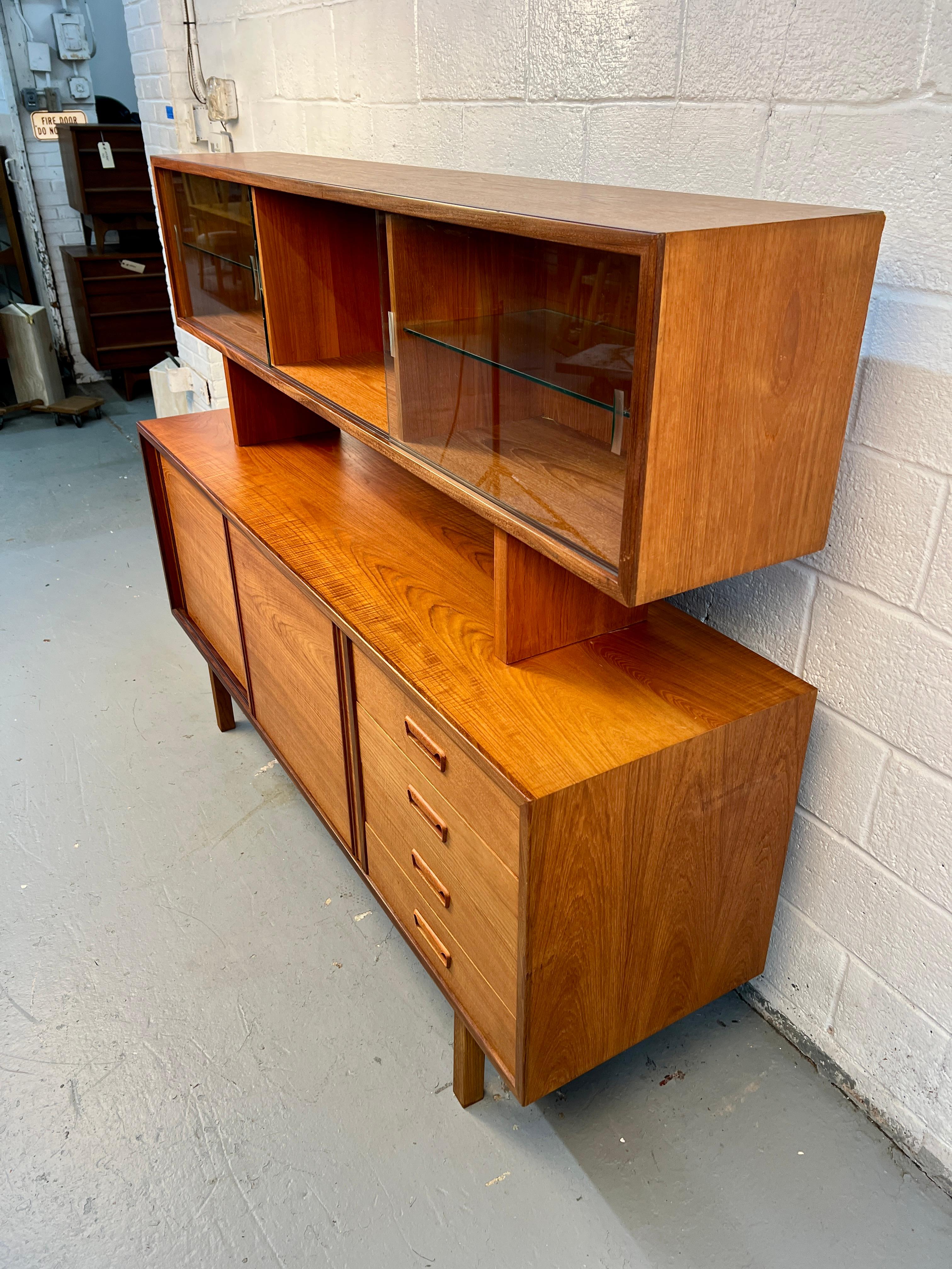 Canadese Credenza in teak moderna di metà secolo con topper di R.S. Associates in vendita