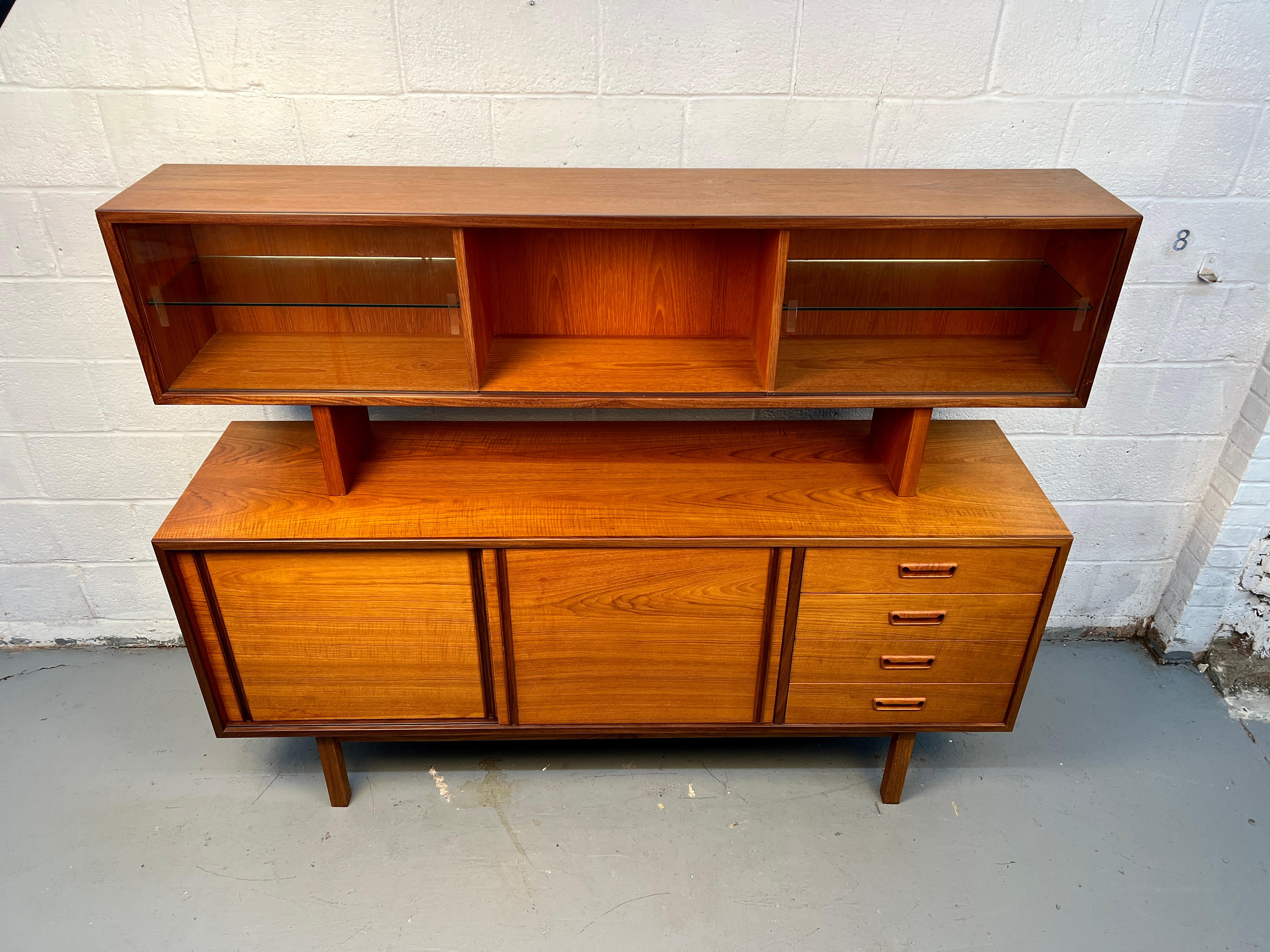 Credenza in teak moderna di metà secolo con topper di R.S. Associates In condizioni buone in vendita a Brooklyn, NY