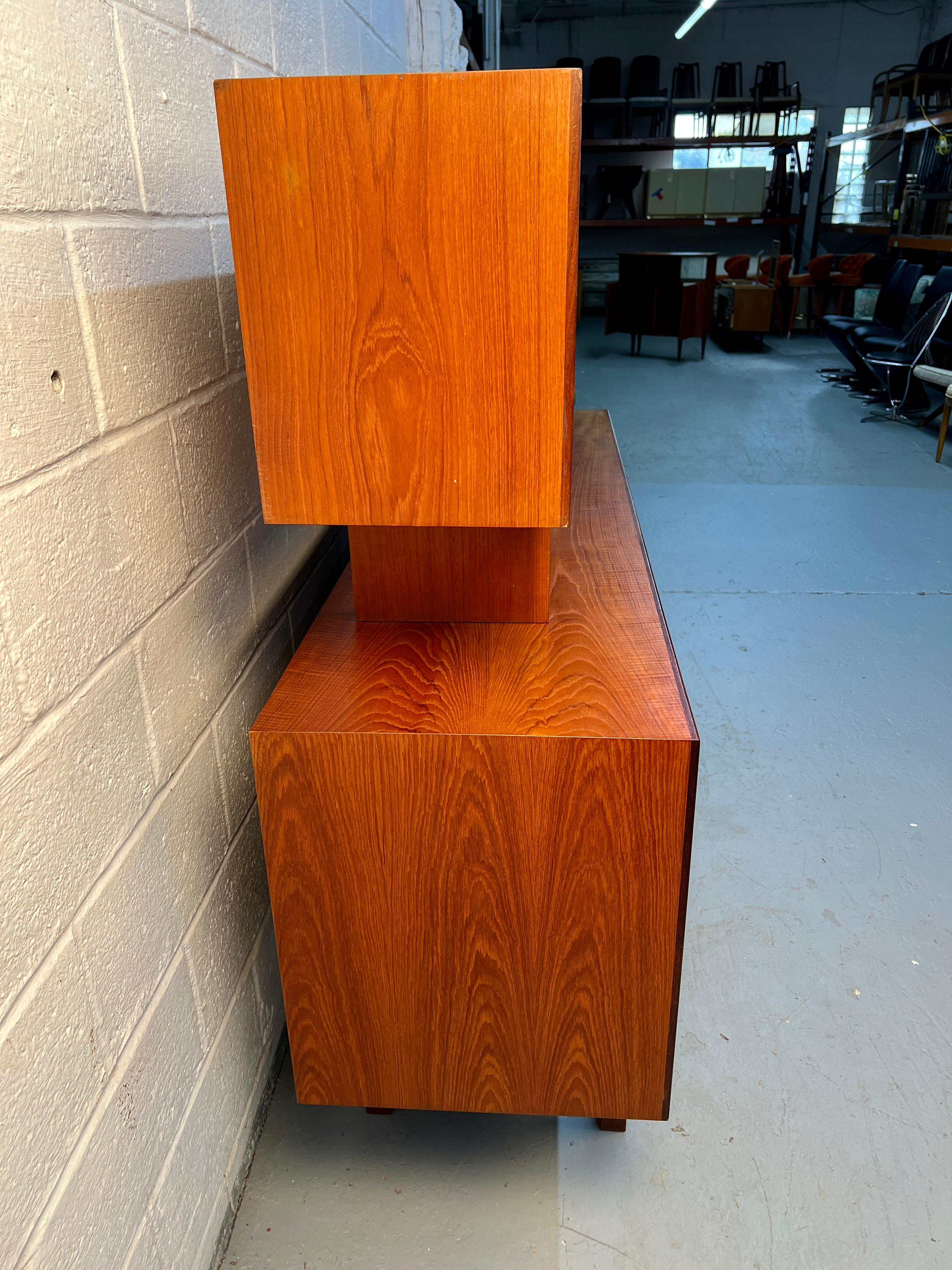 XX secolo Credenza in teak moderna di metà secolo con topper di R.S. Associates in vendita