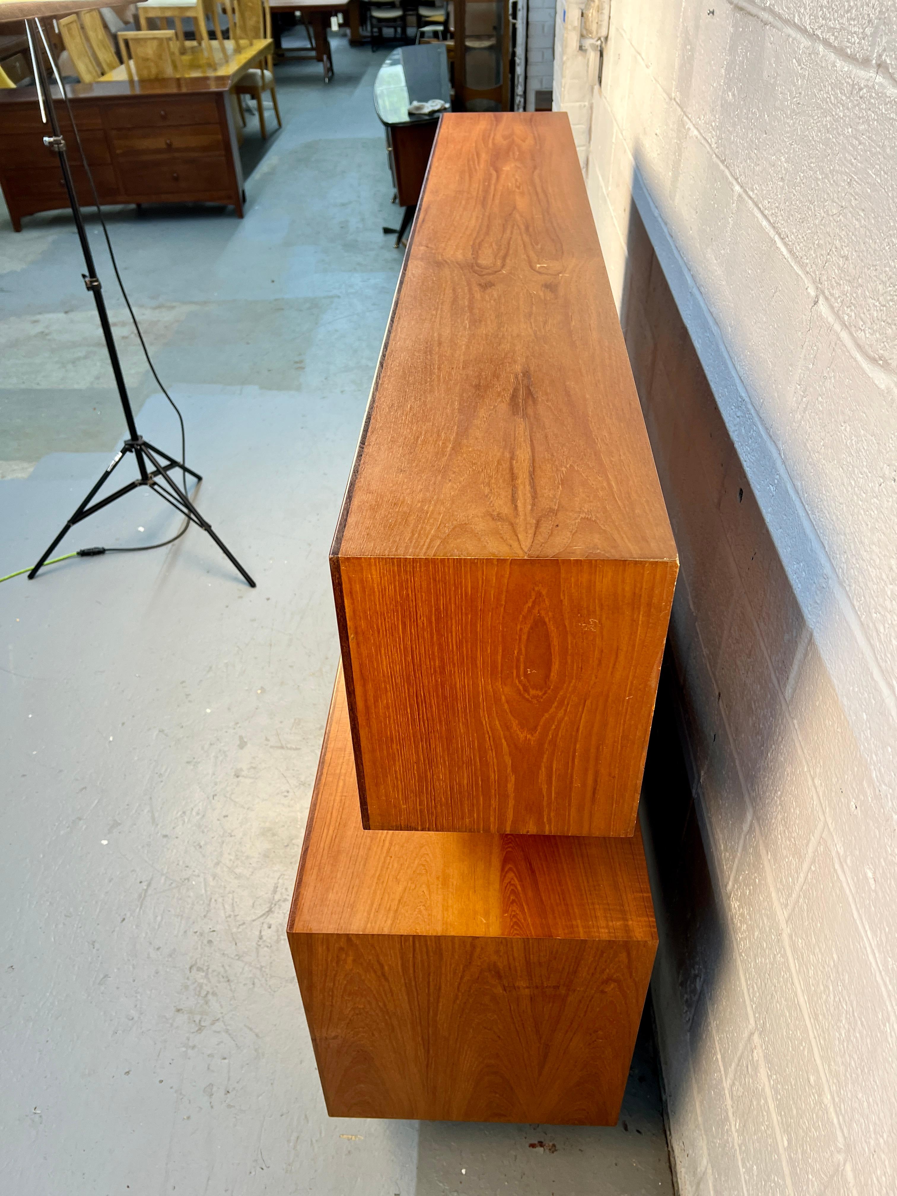 Teak Credenza in teak moderna di metà secolo con topper di R.S. Associates in vendita