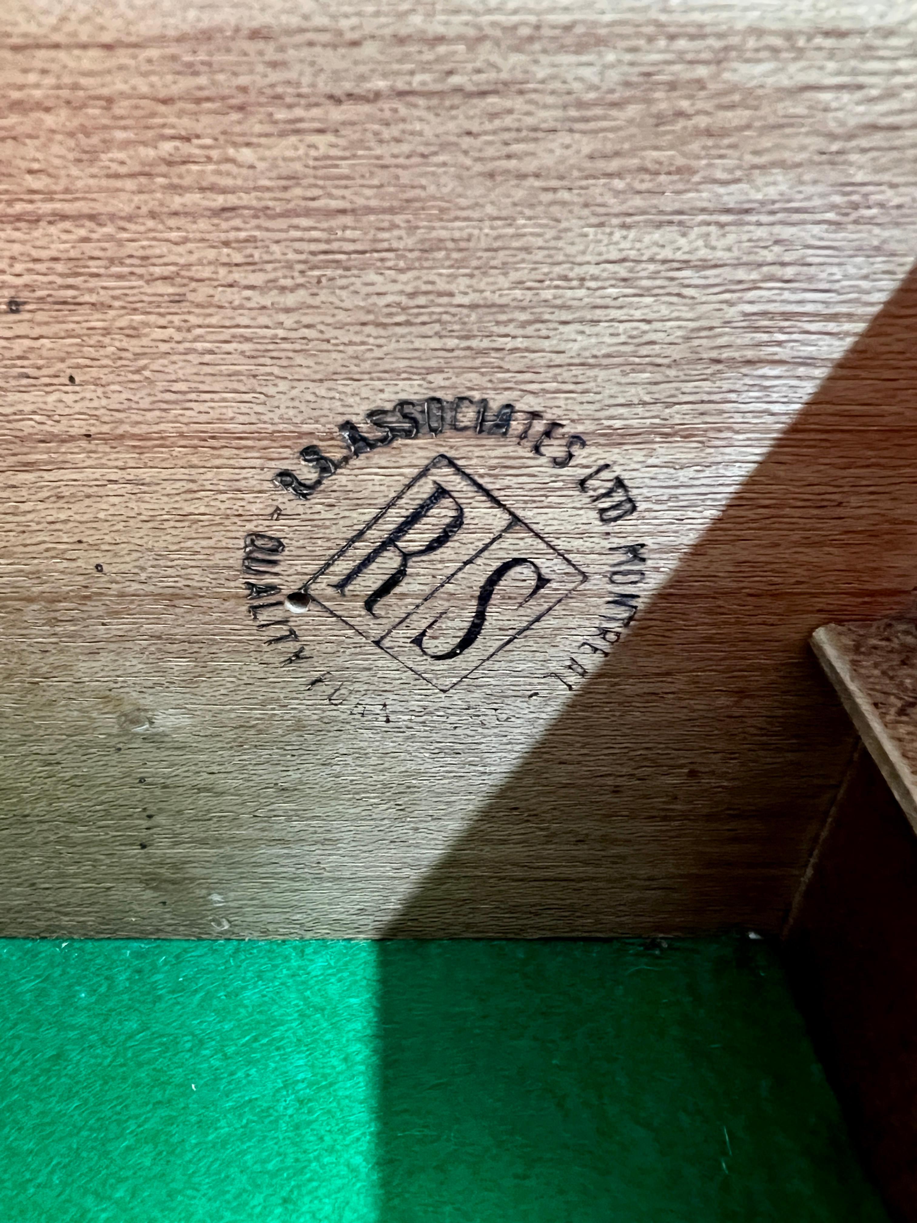 Credenza in teak moderna di metà secolo con topper di R.S. Associates in vendita 1