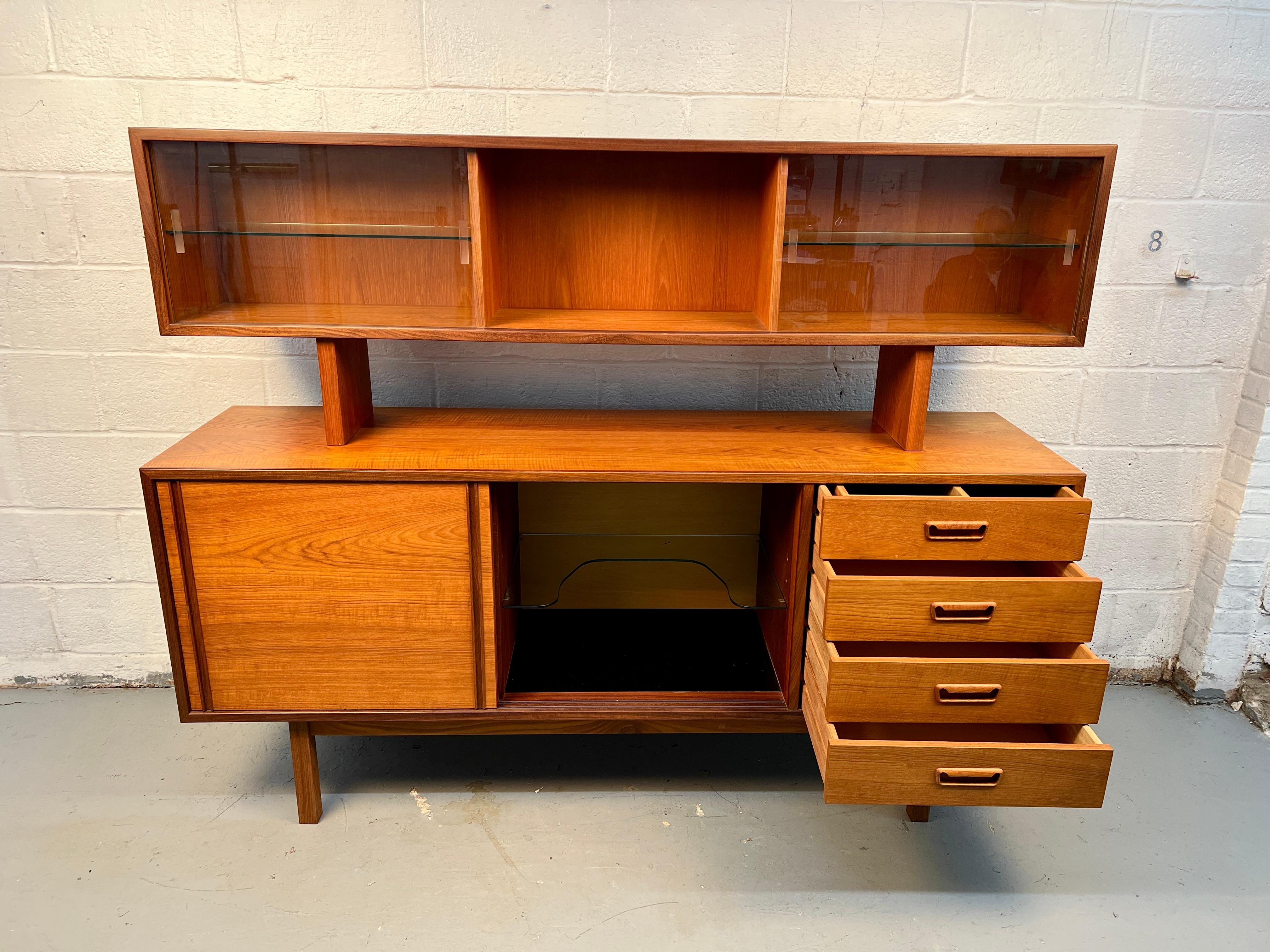 Credenza in teak moderna di metà secolo con topper di R.S. Associates in vendita 2