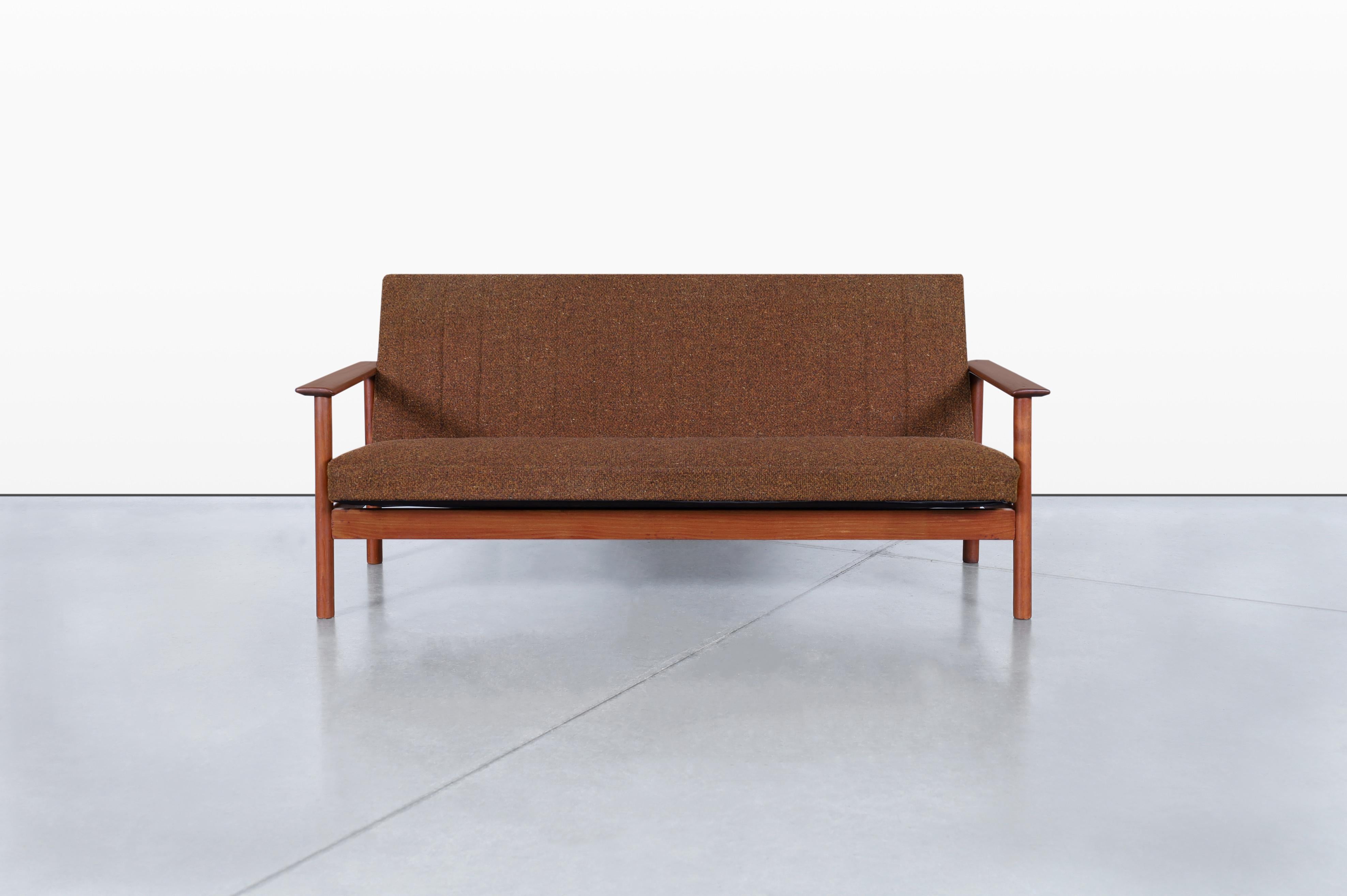 Mid-Century moderno Divano in teak moderno di metà secolo in vendita