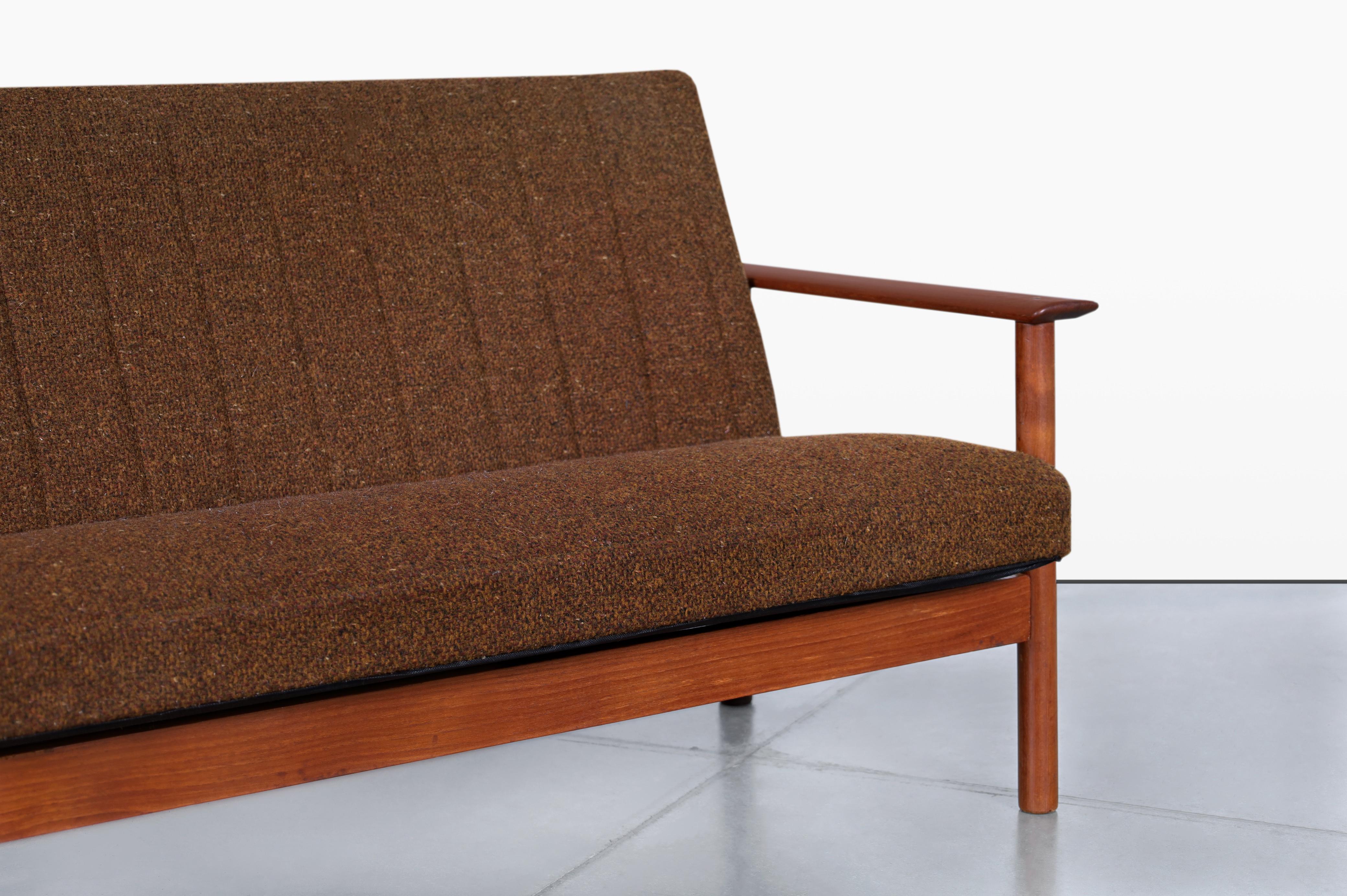Ottone Divano in teak moderno di metà secolo in vendita