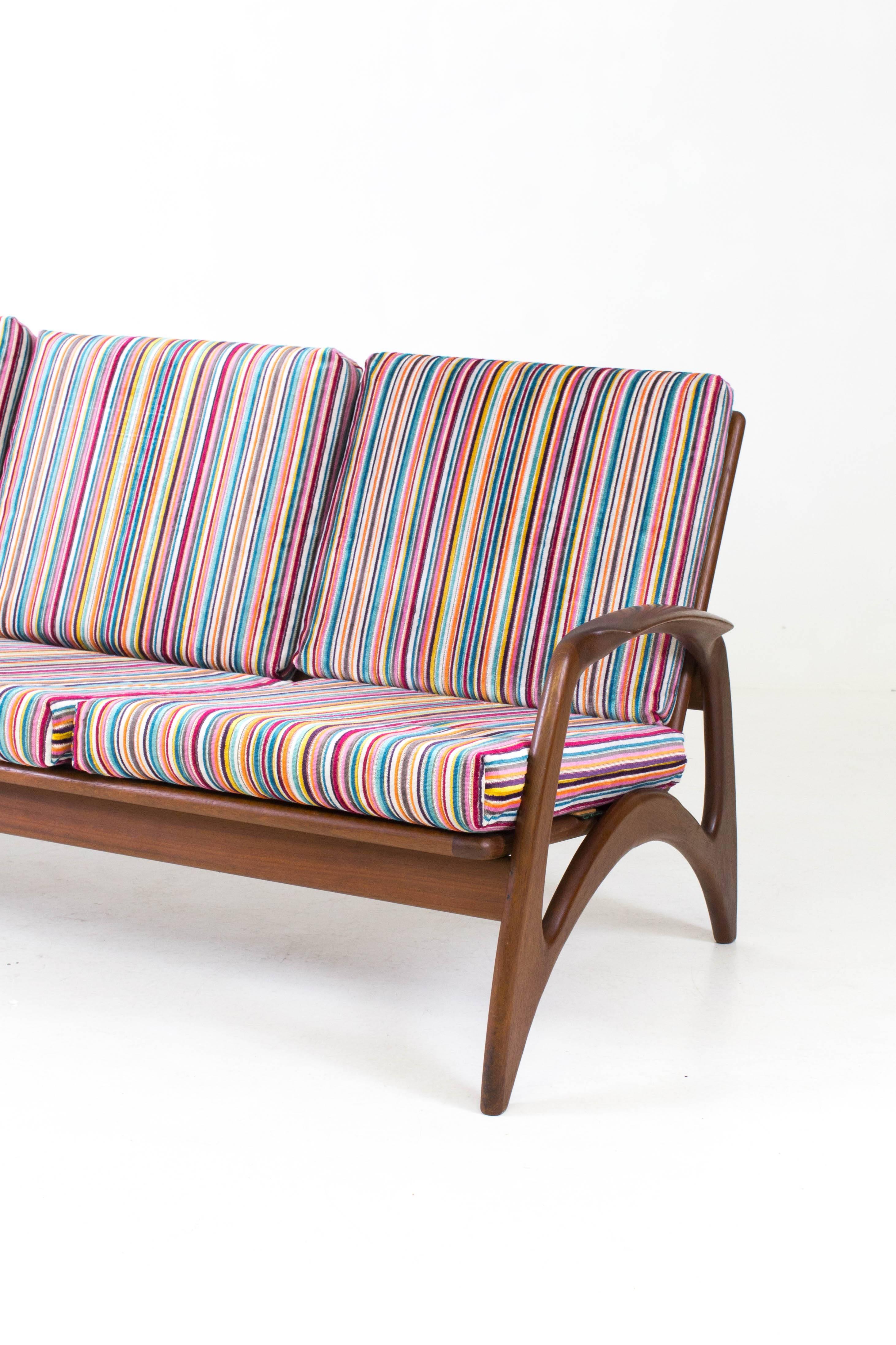 Mid-Century Modern organic teak sofa or bench by De Ster Gelderland, 1960s.
Re-upholstered in quality Italian fabric.
Striking design.
In good original condition with minor wear consistent with age and use.
    