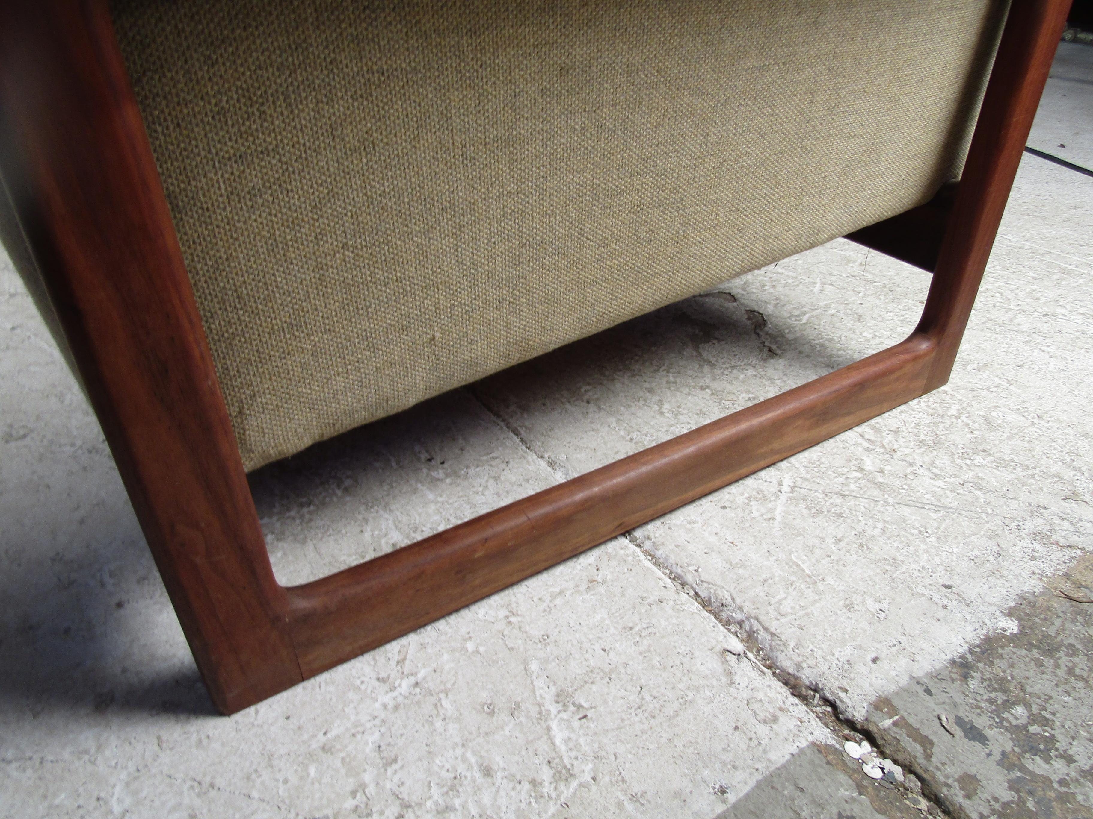 Mid-Century Modern Teak Sofa with Sled Legs by DUX In Good Condition In Brooklyn, NY