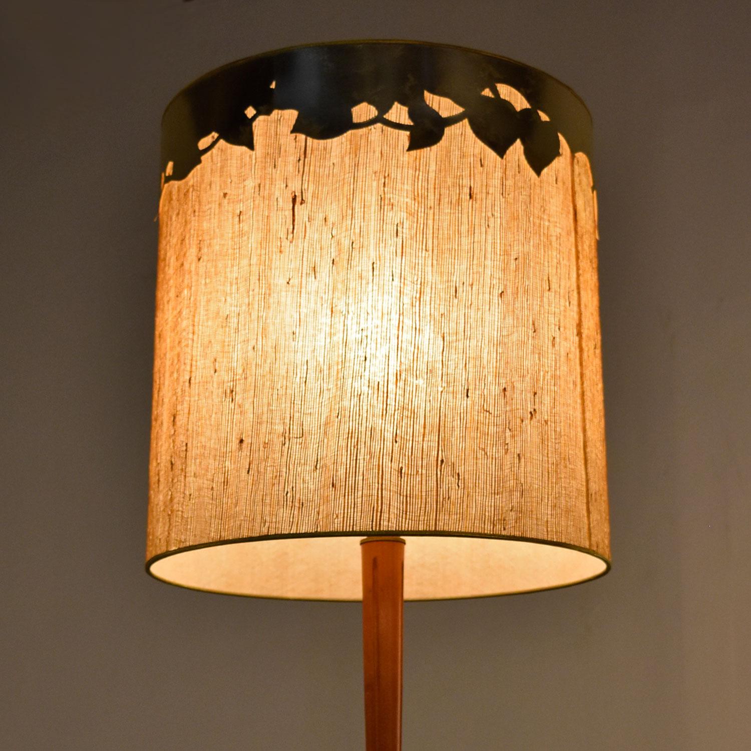 Mid-Century Modern Teak Stem Art Glass Globe Table Lamp In Excellent Condition In Chattanooga, TN