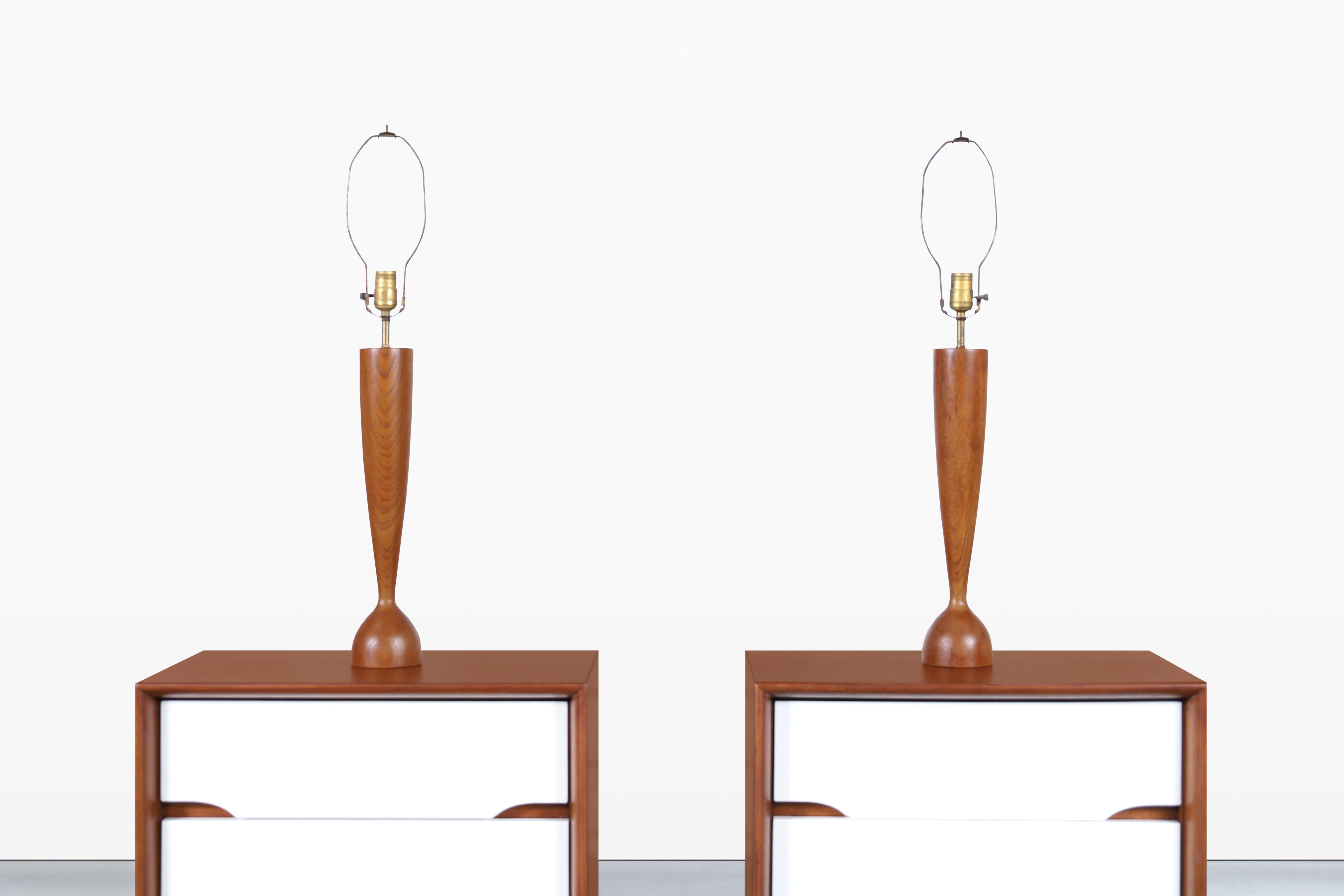 Bringen Sie einen Hauch von Eleganz aus der Mitte des Jahrhunderts in Ihr Zuhause mit diesen atemberaubenden Lampen, die von ESA (Elektro-Special A/S) in Dänemark in den 1960er Jahren entworfen wurden. Jedes Stück verfügt über einen skulpturalen