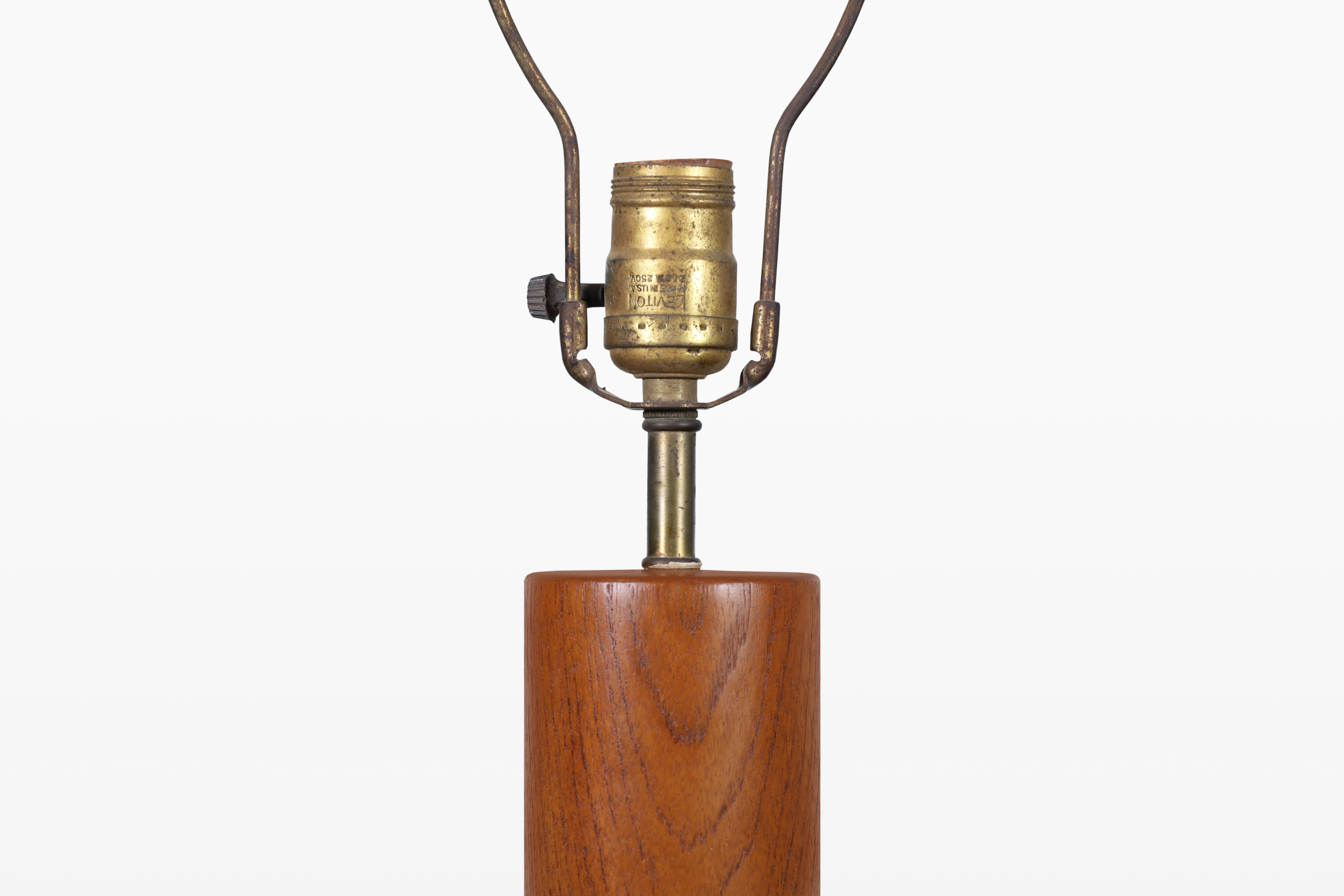 Moderne Teakholz-Tischlampen von ESA aus der Jahrhundertmitte (Moderne der Mitte des Jahrhunderts) im Angebot