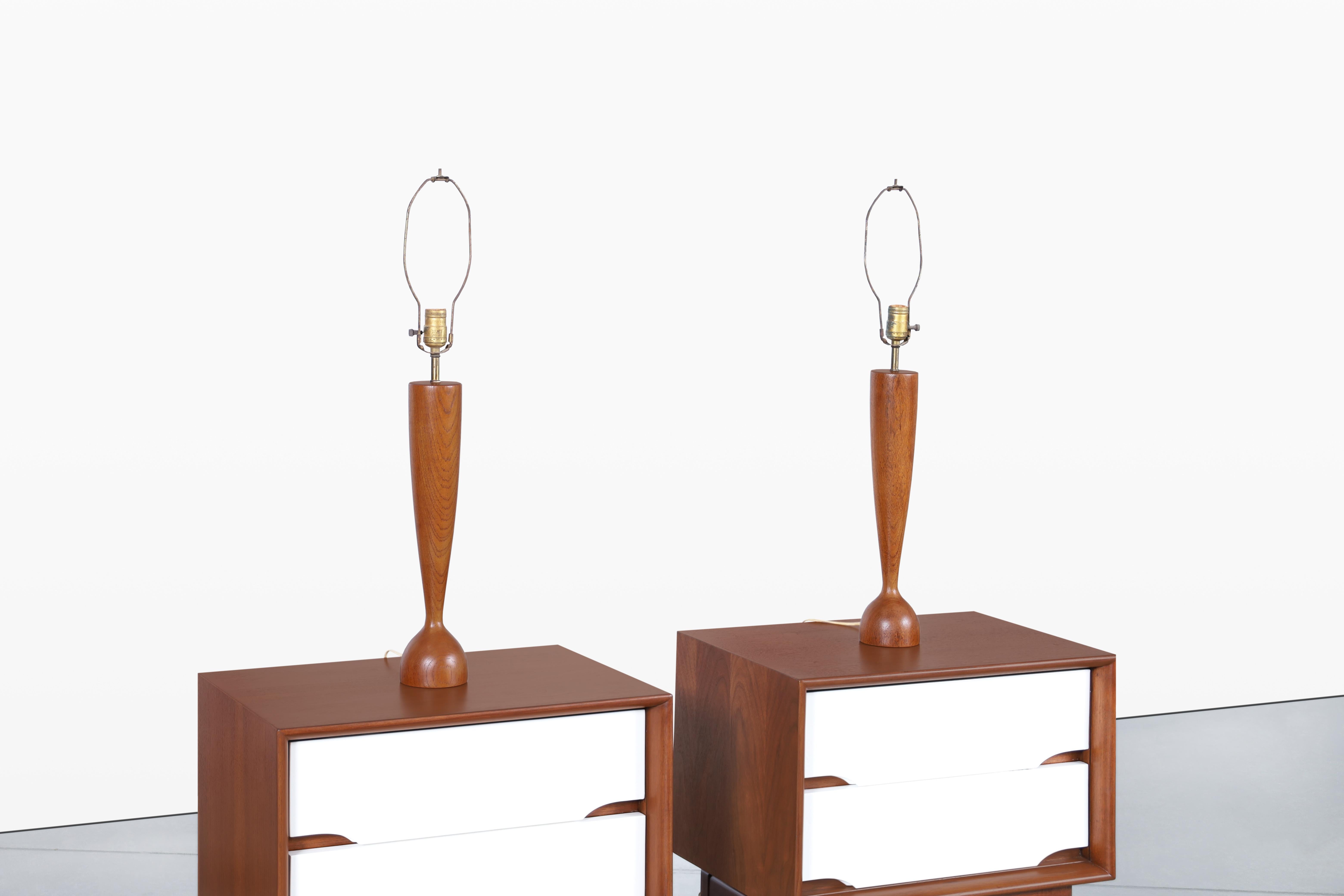 Moderne Teakholz-Tischlampen von ESA aus der Jahrhundertmitte im Zustand „Gut“ im Angebot in North Hollywood, CA
