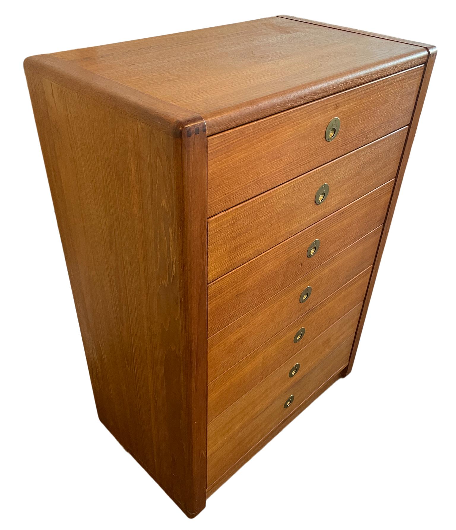 Mid-Century Modern Commode haute à 7 tiroirs en teck, moderne du milieu du siècle dernier, poignées à doigt en laiton en vente