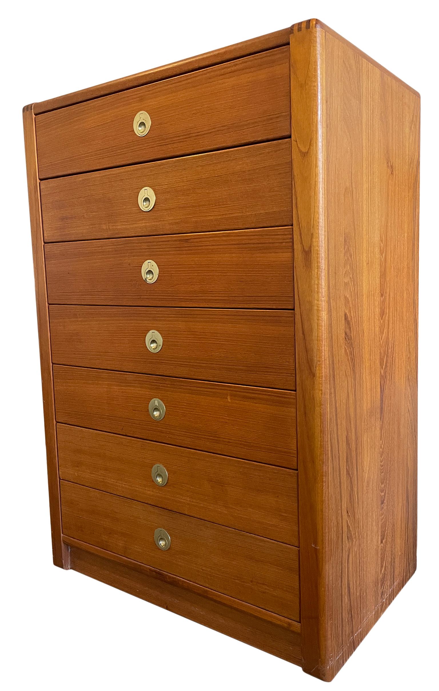 Travail du bois Commode haute à 7 tiroirs en teck, moderne du milieu du siècle dernier, poignées à doigt en laiton en vente
