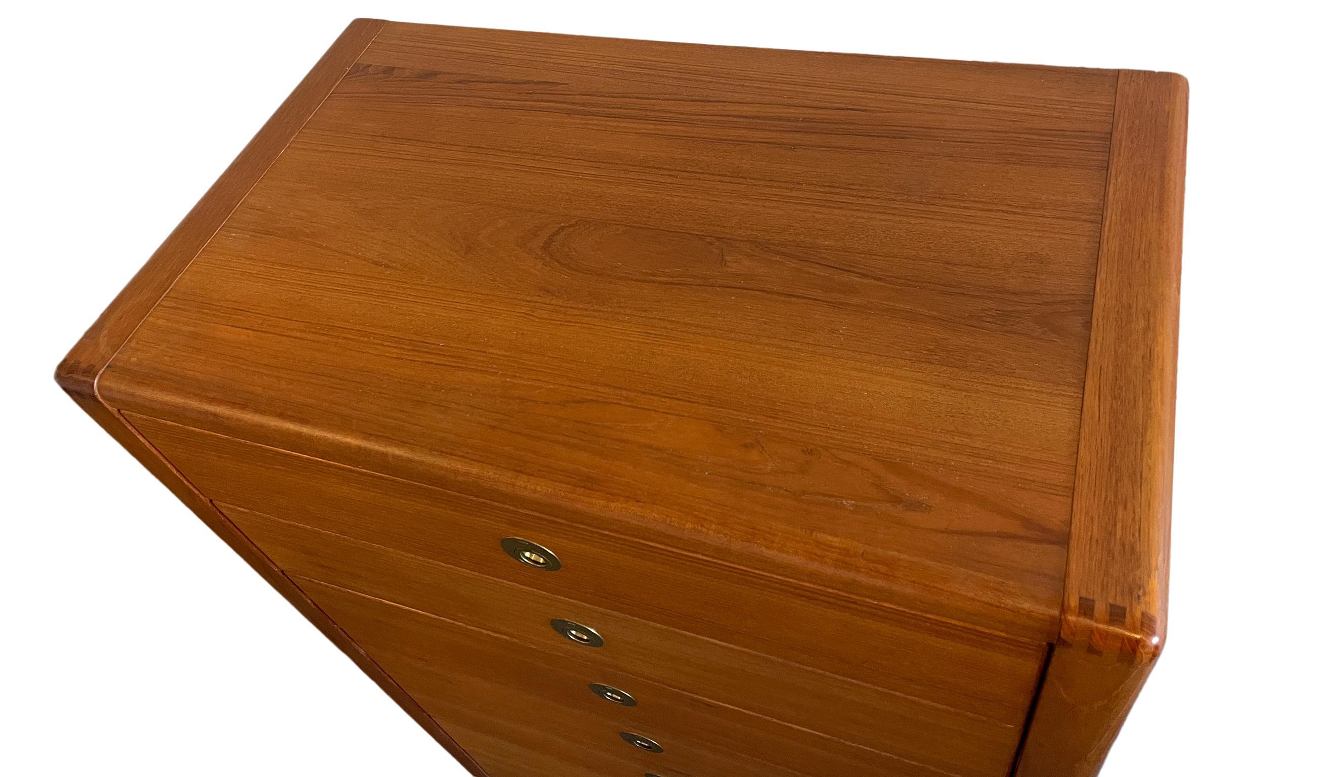 Metà XX secolo Comò alto a 7 cassetti in teak di metà secolo, tiranti a pettine in ottone in vendita