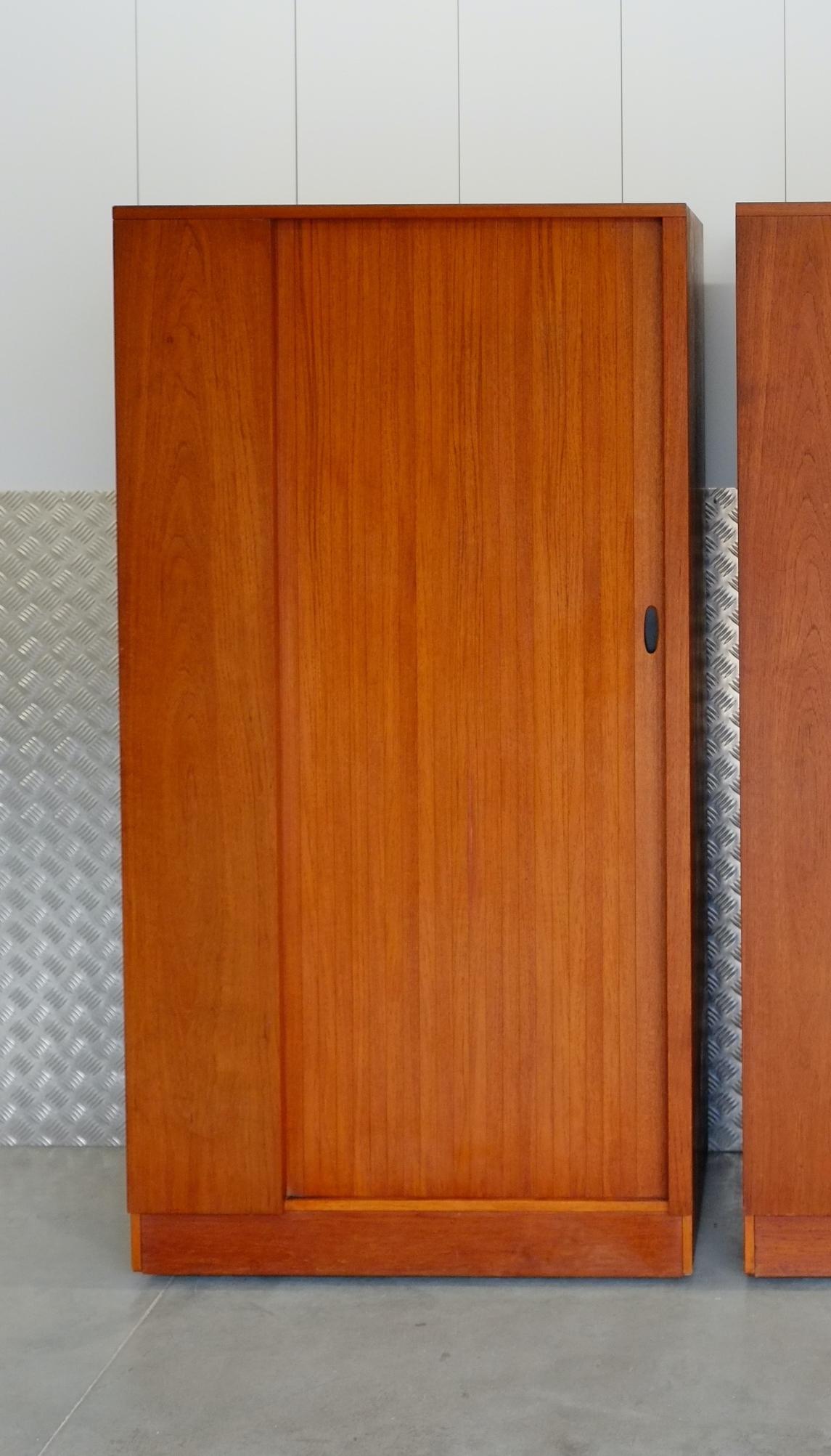 Un precioso armario empotrado de mediados de siglo de Austinsuite. Inglaterra C1960. 

Esta pieza está bellamente fabricada con un elegante diseño de puerta de tambor y un interior ajustado. La puerta de persiana y las hermosas vetas de la madera