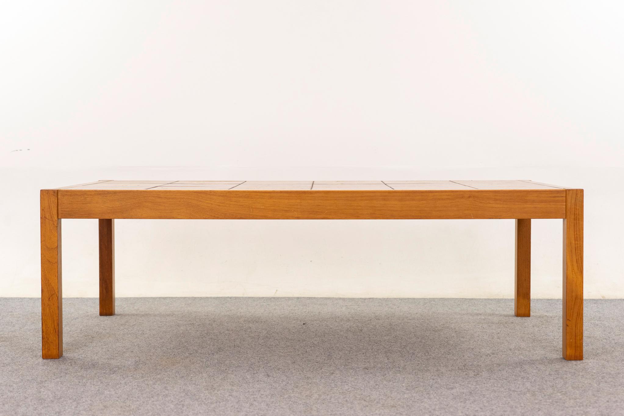 Table basse du milieu du siècle en teck et carrelage, circa 1960. Carreaux de céramique originaux et cadre robuste en teck doré.  