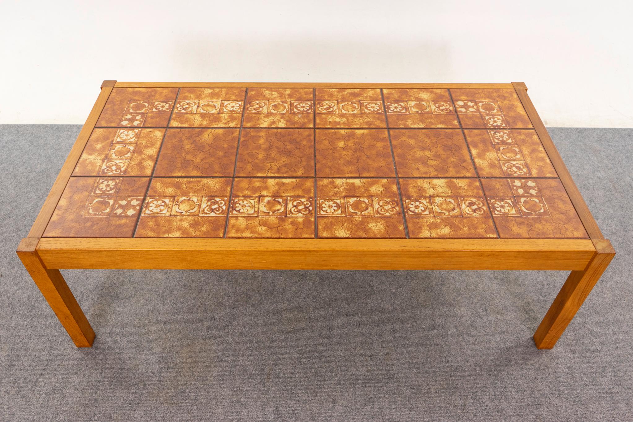 Mid-Century Modern Table en teck et carrelage The Moderns en vente