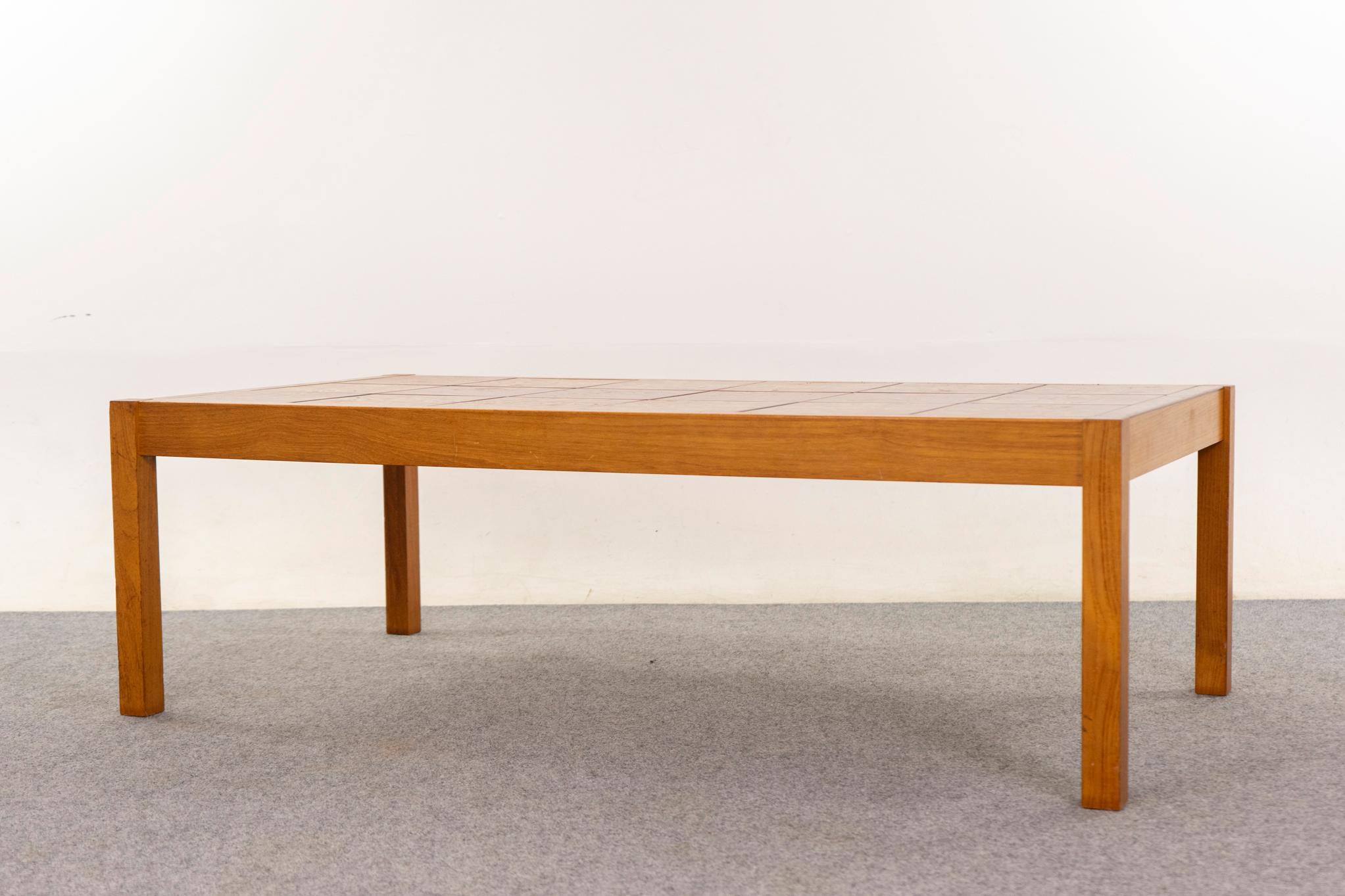 Placage Table en teck et carrelage The Moderns en vente