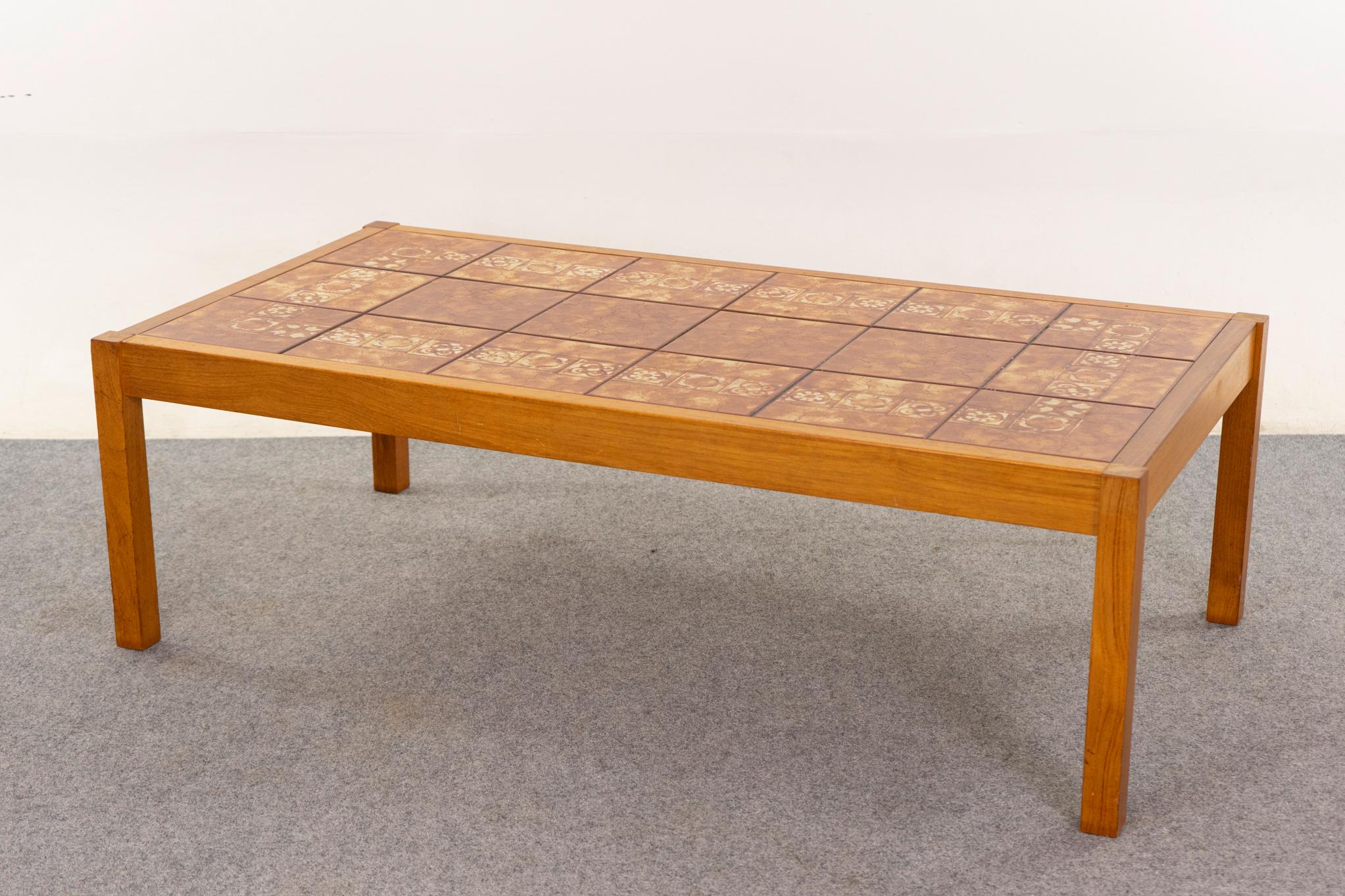Table en teck et carrelage The Moderns Bon état - En vente à VANCOUVER, CA