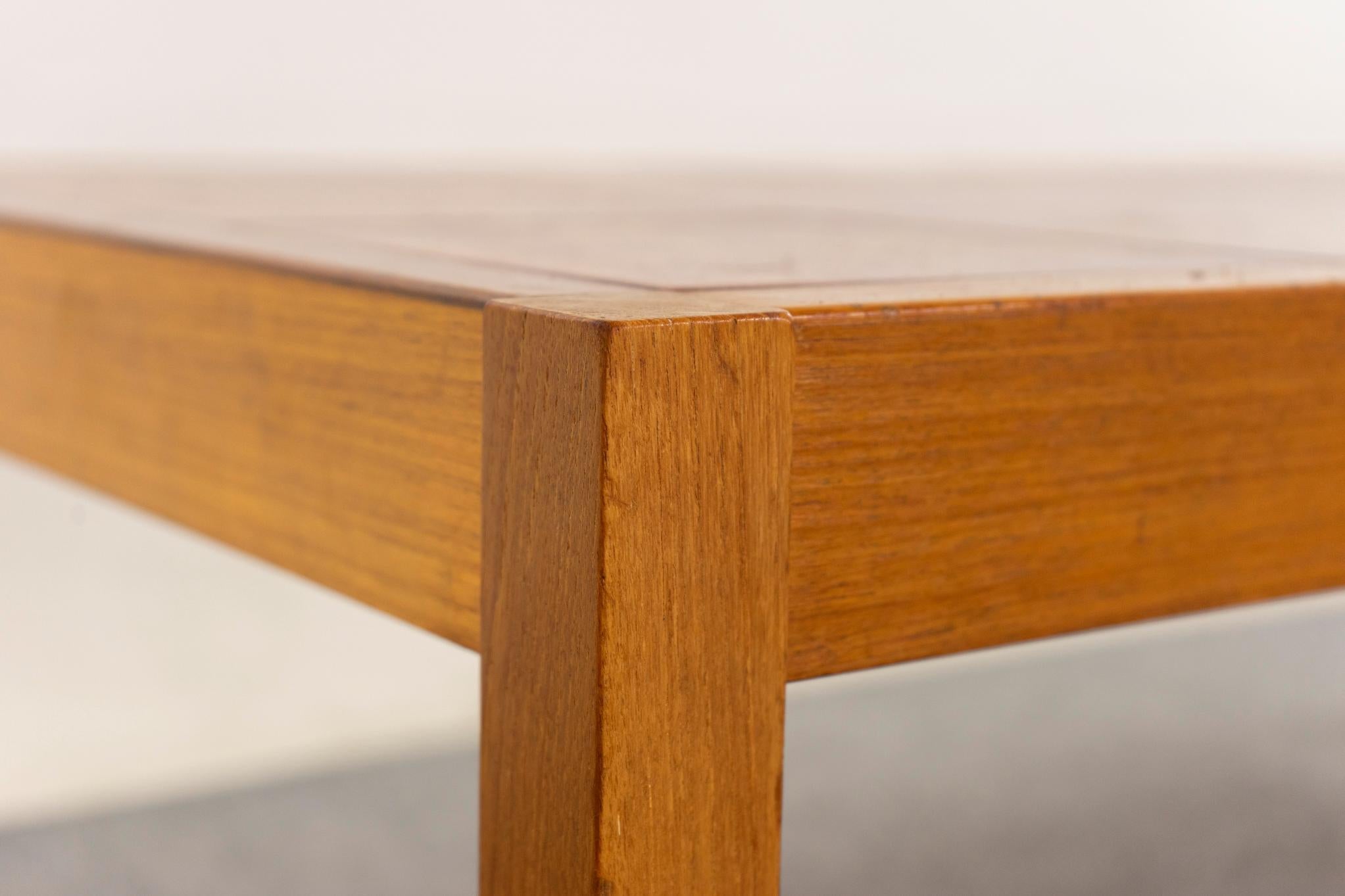 Table en teck et carrelage The Moderns en vente 1