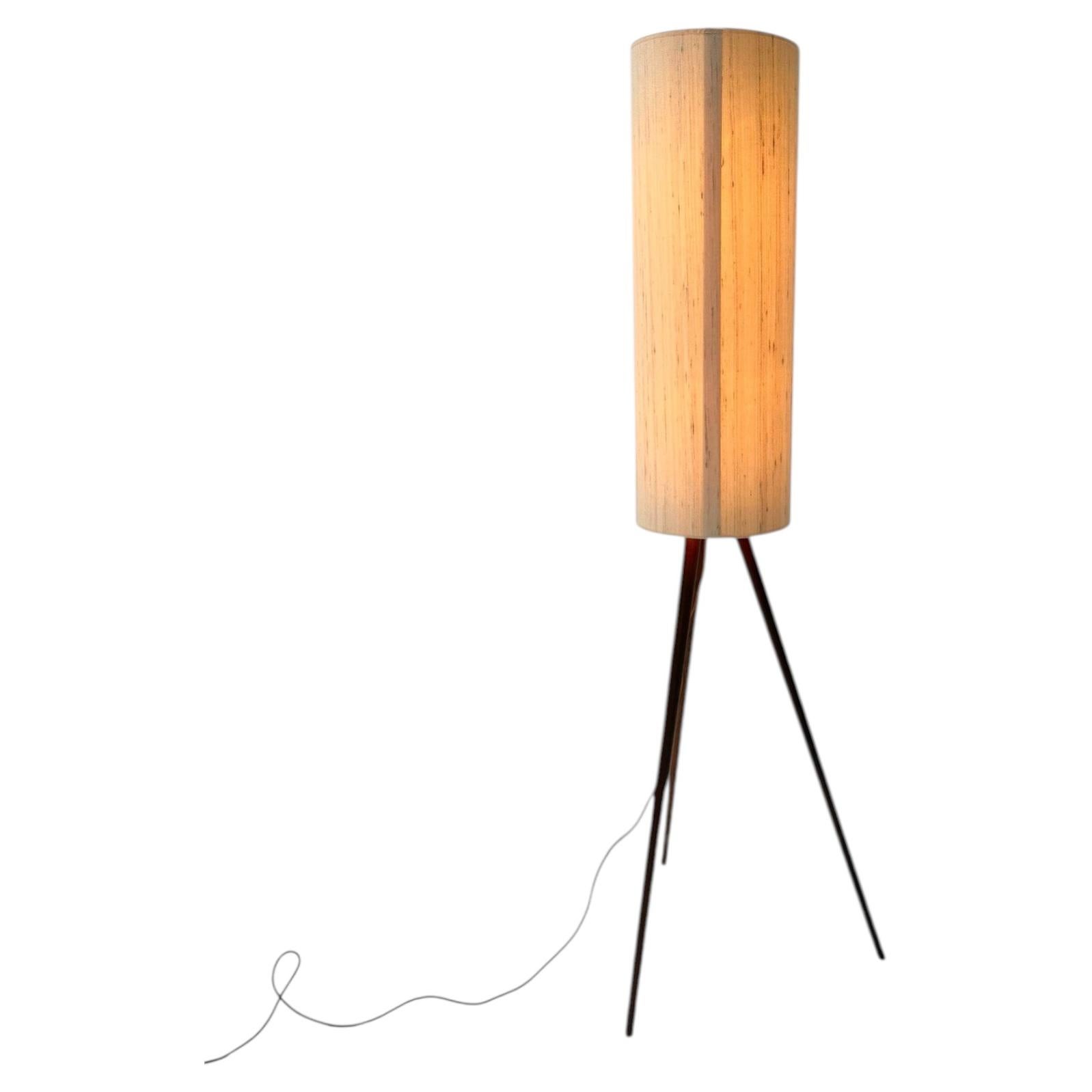 Lampada da terra a treppiede in teak in stile Mid-Century Modern con paralume rifoderato in vendita