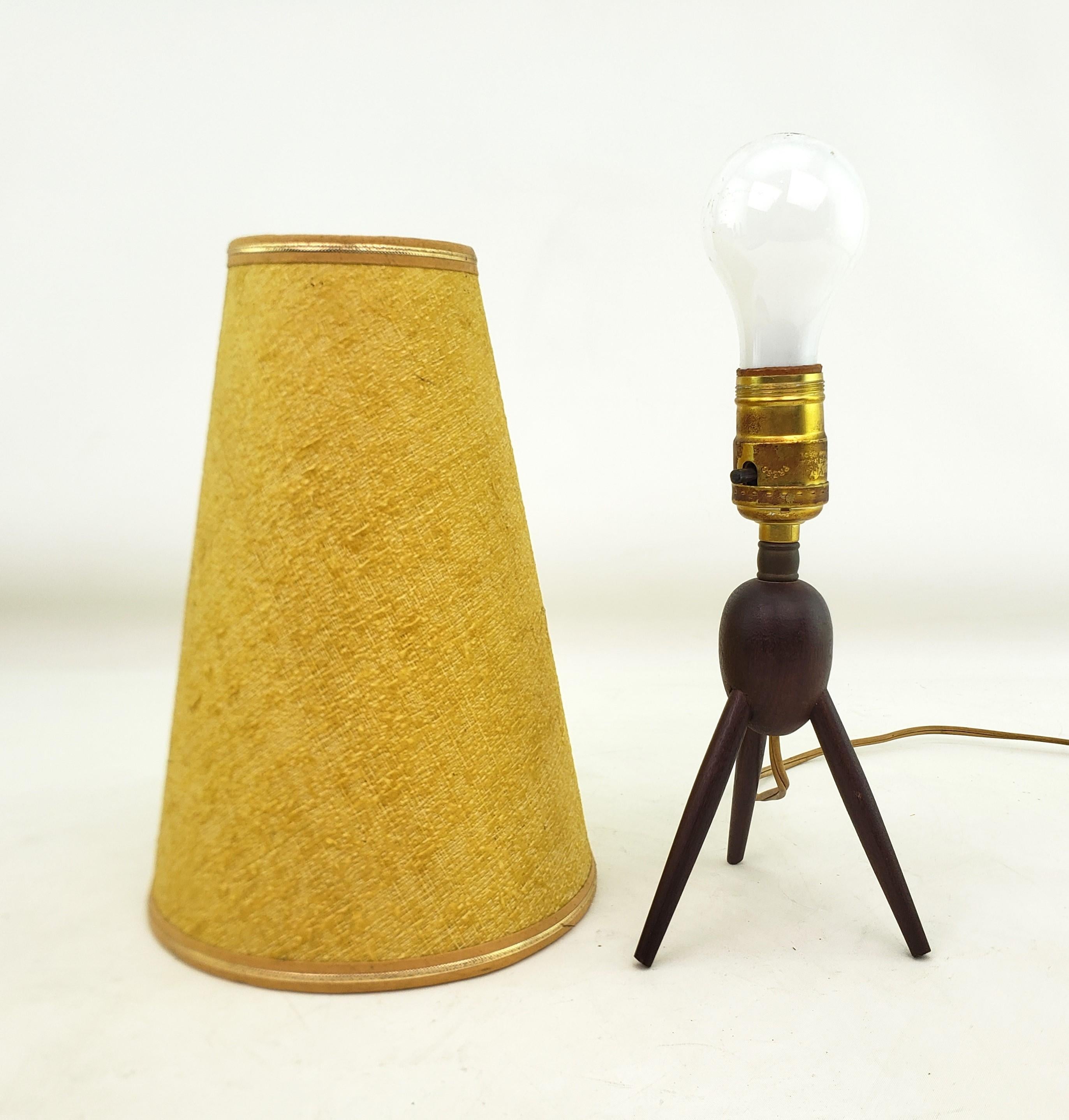Mid-Century Modern Teak Tripod or Sputnik Legged Table Lamp with Textured Shade For Sale 3