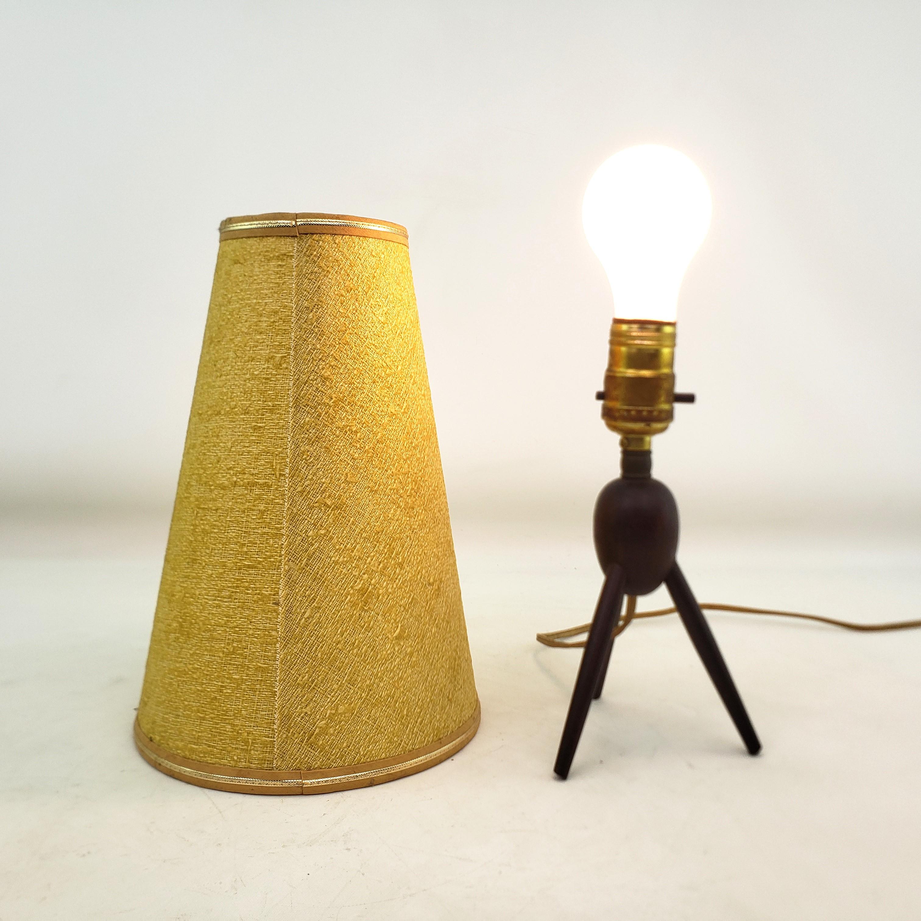 Mid-Century Modern Teak Tripod or Sputnik Legged Table Lamp with Textured Shade For Sale 4