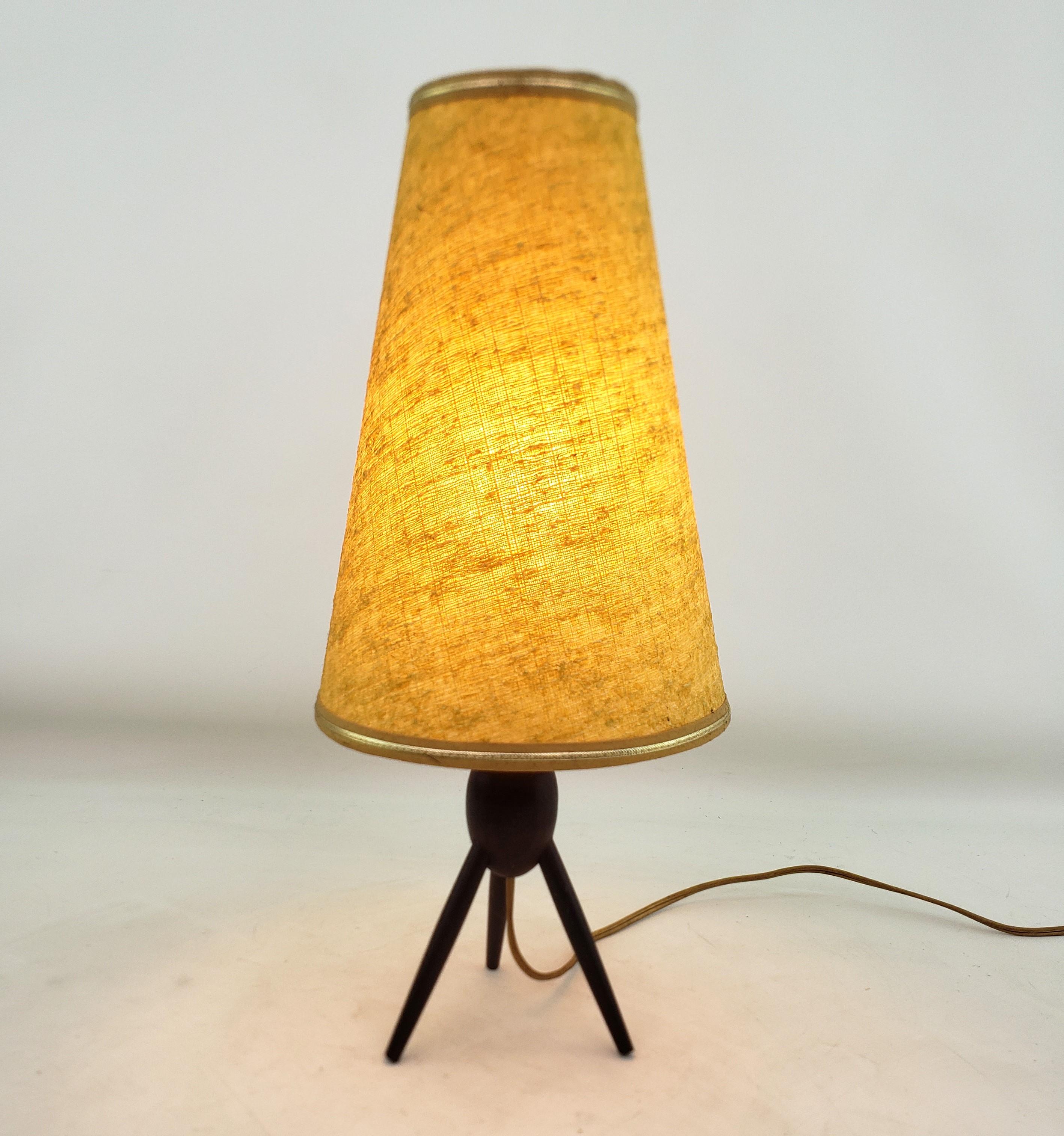 Mid-Century Modern Teak Tripod or Sputnik Legged Table Lamp with Textured Shade In Good Condition For Sale In Hamilton, Ontario