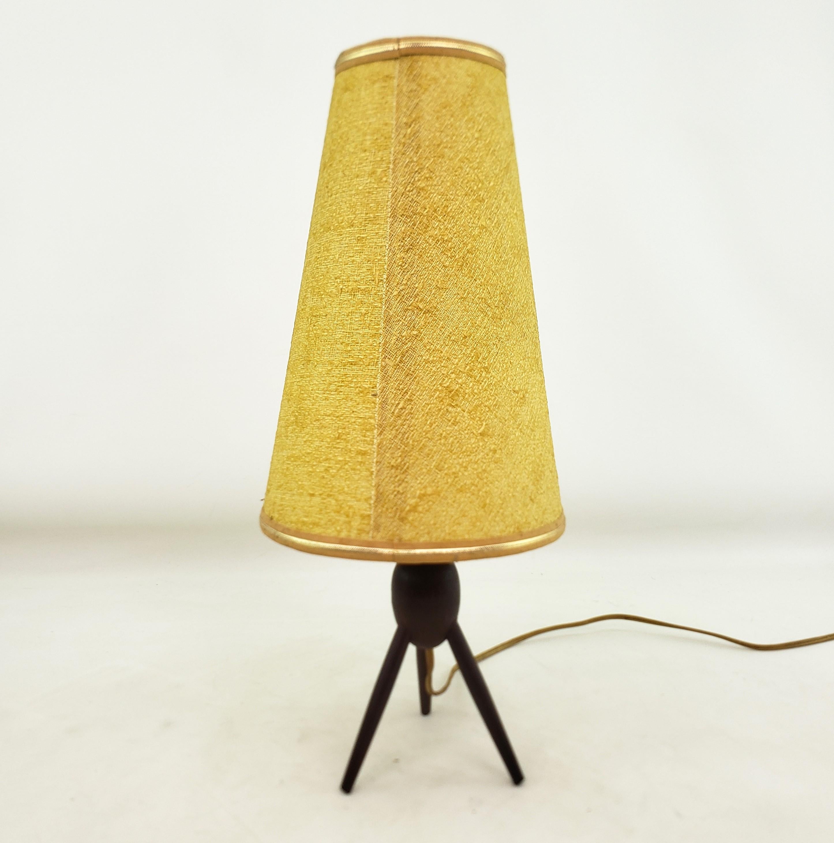 20th Century Mid-Century Modern Teak Tripod or Sputnik Legged Table Lamp with Textured Shade For Sale