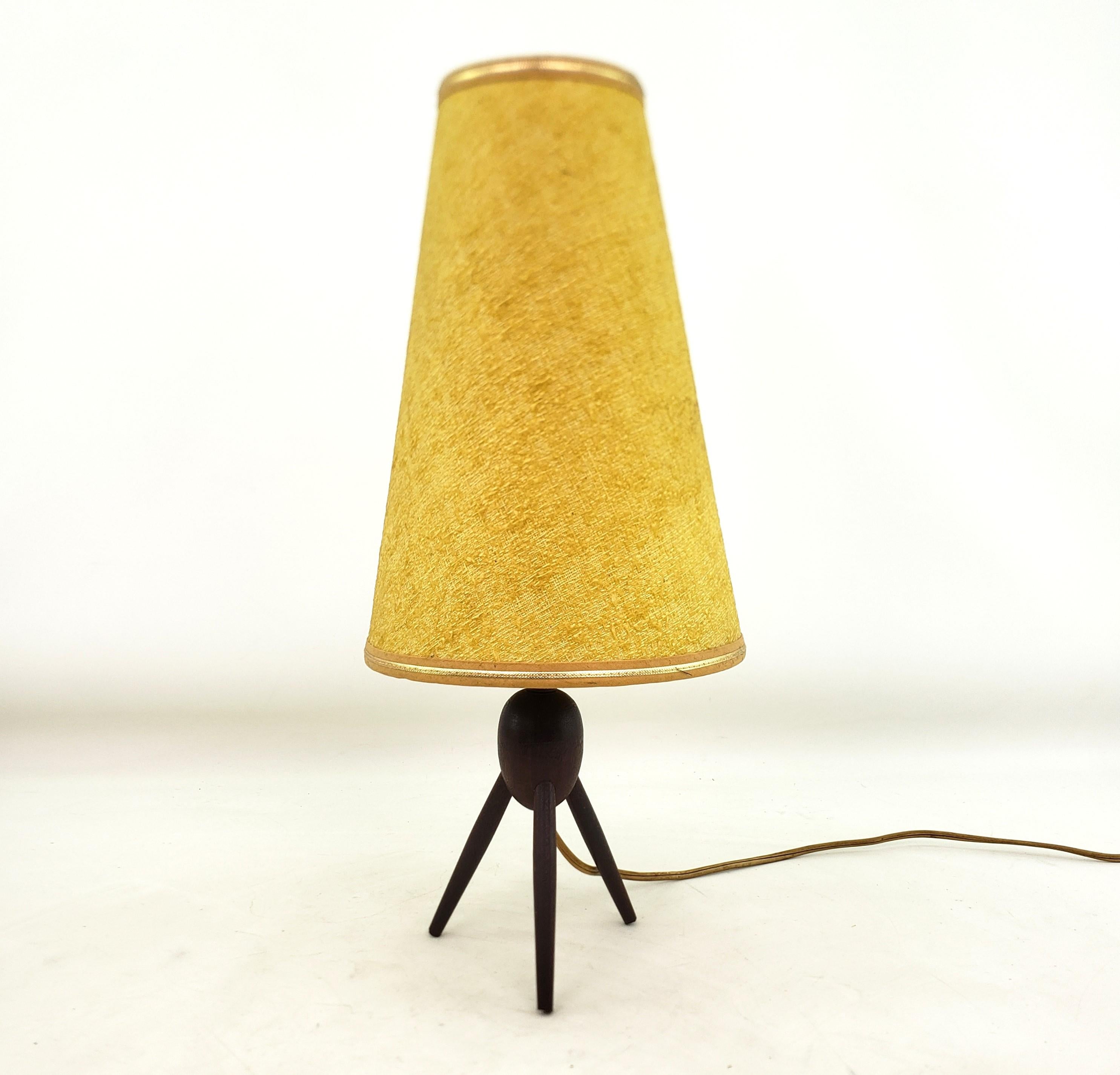 Cotton Mid-Century Modern Teak Tripod or Sputnik Legged Table Lamp with Textured Shade For Sale