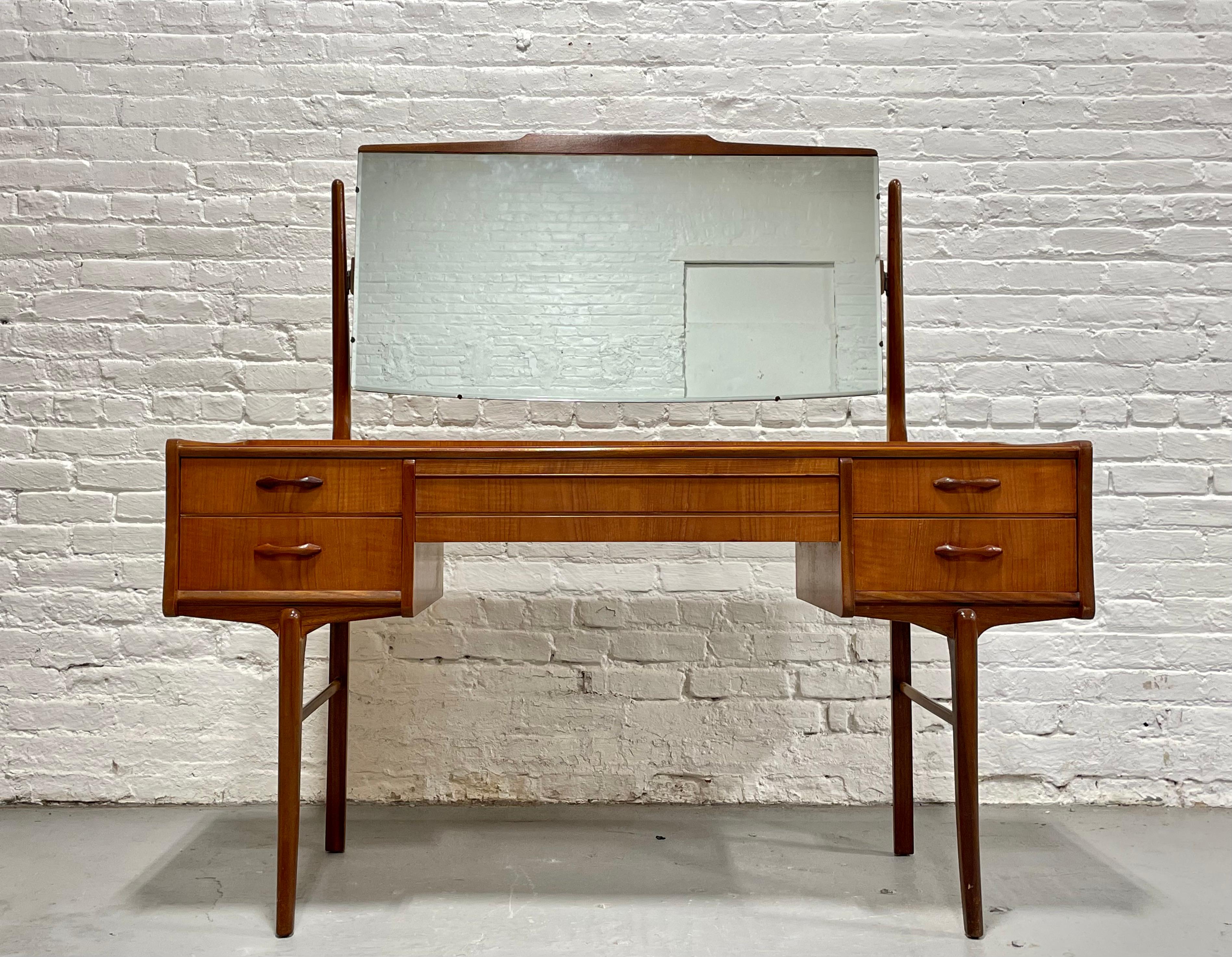Mid Century MODERN TEAK VANITY / Desk + Large Mirror, c. 1960's In Good Condition In Weehawken, NJ