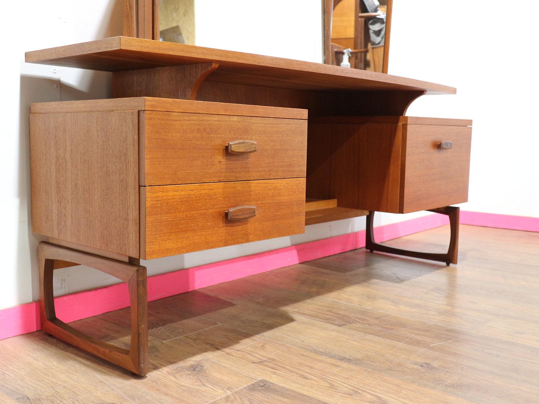 Mid Century Modern Teak Vanity Dressing Table Desk by G Plan Danish Style In Good Condition In Los Angeles, CA