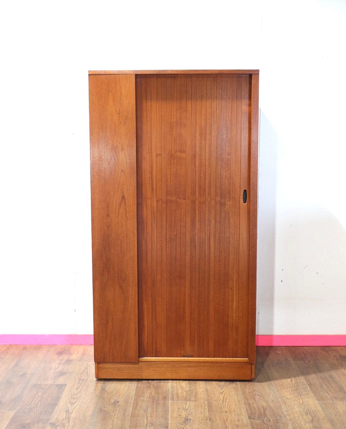 Voici l'étonnante armoire Vintage en teck Mid Century Modern Armoire d'Austinsuite, une pièce intemporelle qui rehaussera n'importe quelle chambre à coucher ou espace de vie. Fabriquée par le célèbre fabricant de meubles britannique Austinsuite,