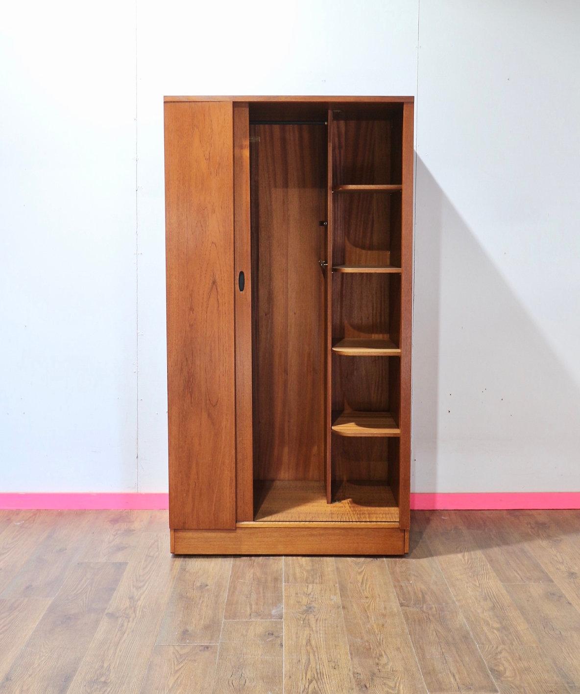 Mid-Century Modern Armoire Vintage Teck Moderne du Milieu du Siècle par Austinsuite Porte à tambour