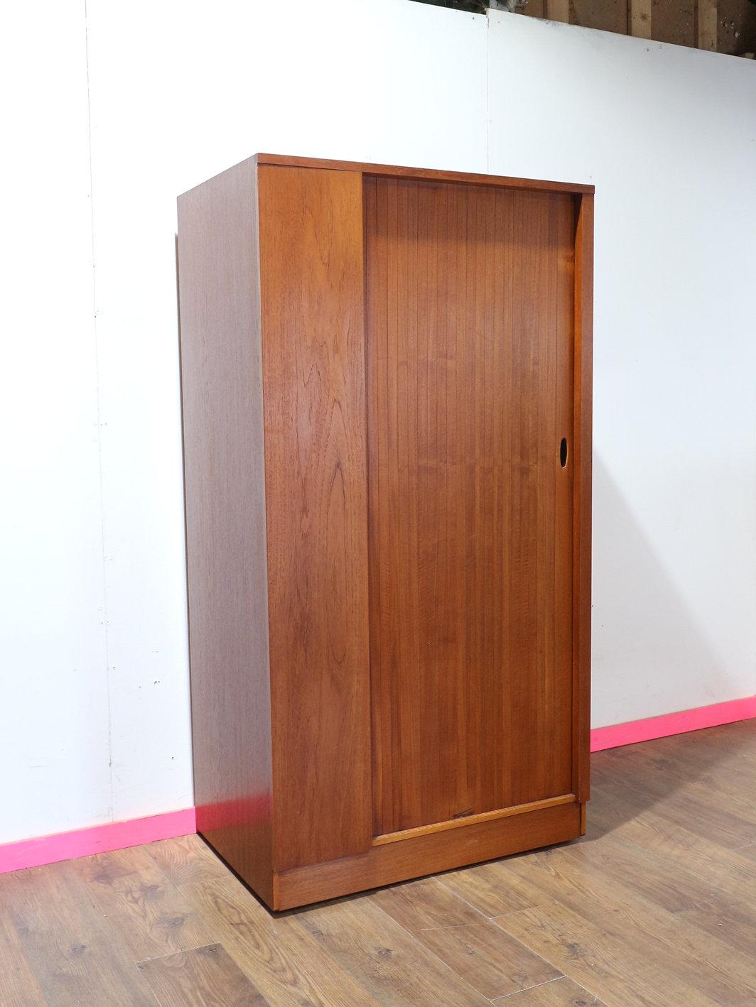 Britannique Armoire Vintage Teck Moderne du Milieu du Siècle par Austinsuite Porte à tambour