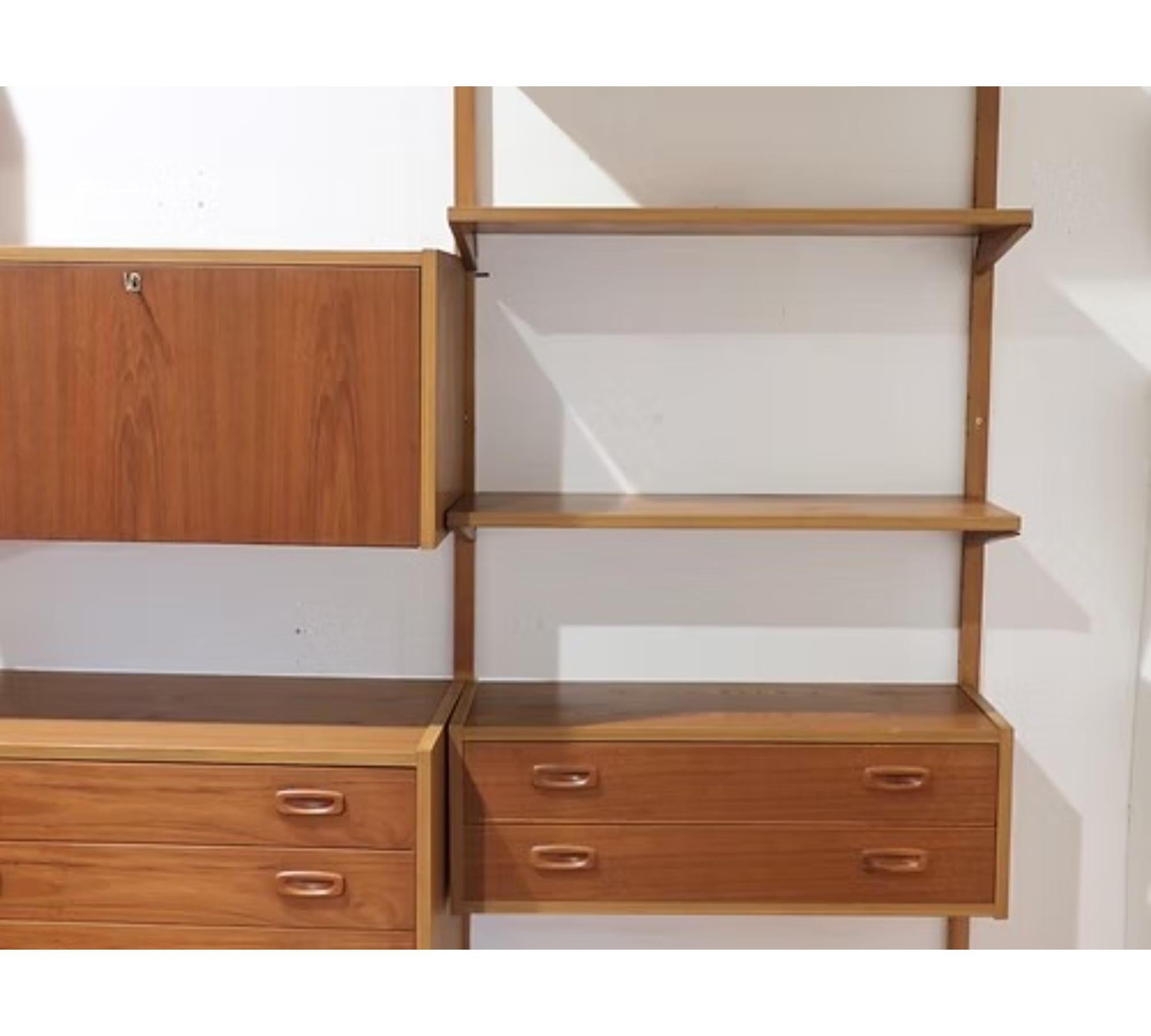 Danese Scaffalatura a parete appesa in teak d'epoca danese del Mid Century Modern PS System  Unità in vendita