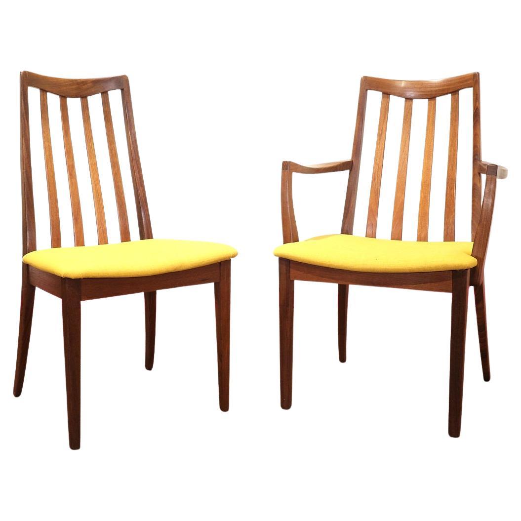 Uno splendido set di 6 sedie da pranzo con struttura in teak della linea Brasillia di G-Plan, di cui 2 sedie carver. Queste favolose sedie sono state recentemente imbottite per dare loro un aspetto davvero sorprendente. Sarebbero perfetti in