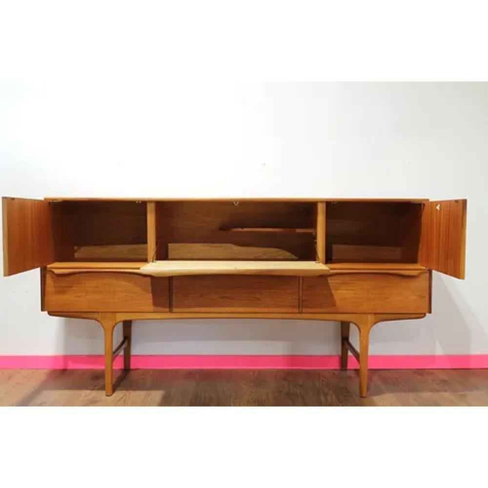 Mid Century Modern Teak Vintage Sideboard Credenza by Sutcliffe S Form In Good Condition For Sale In Los Angeles, CA