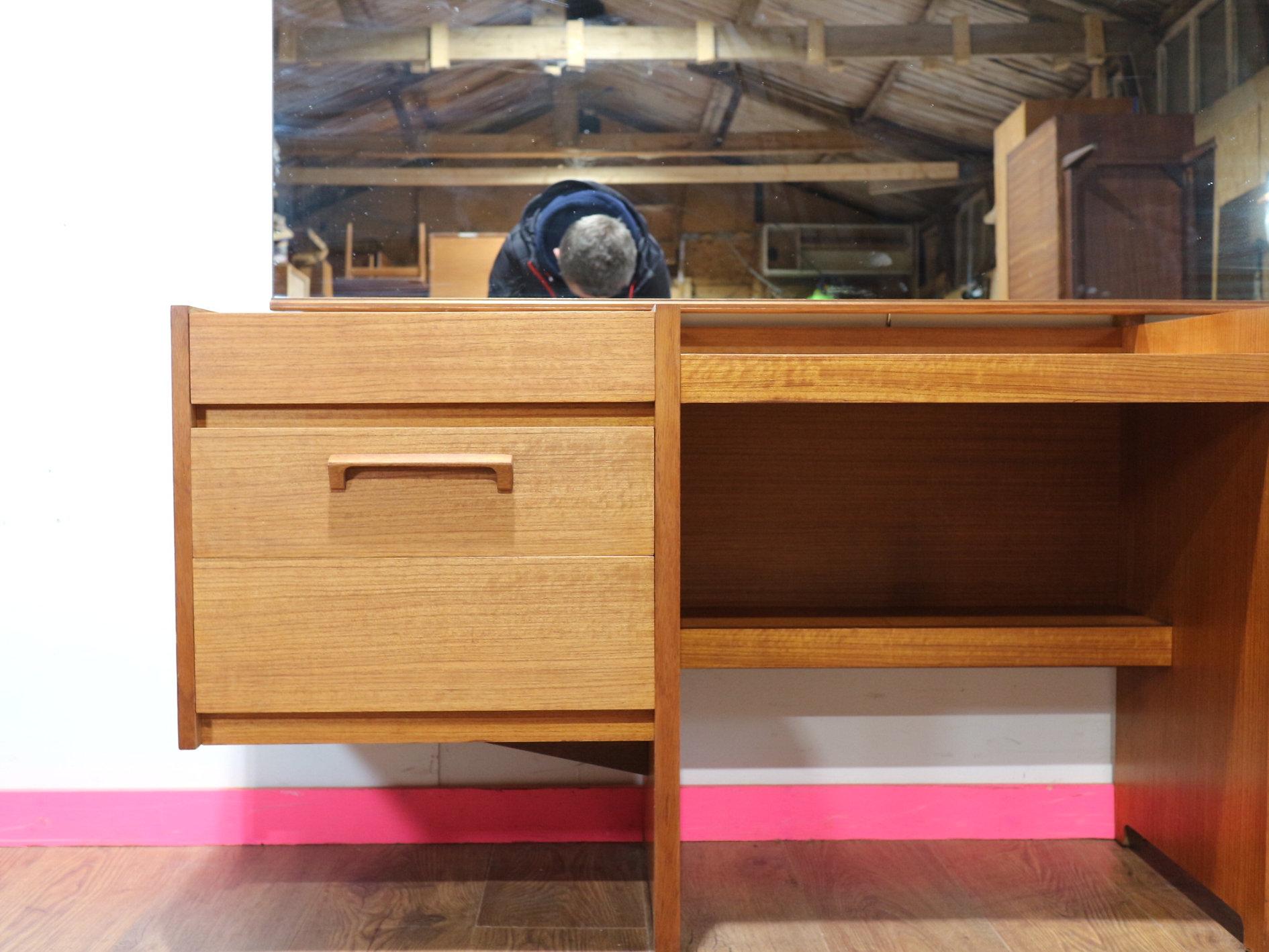 Comò di Vanità Vintage in Teak del Medio Secolo Moderno Scrivania in Stile Danese Camera da Letto in vendita 7