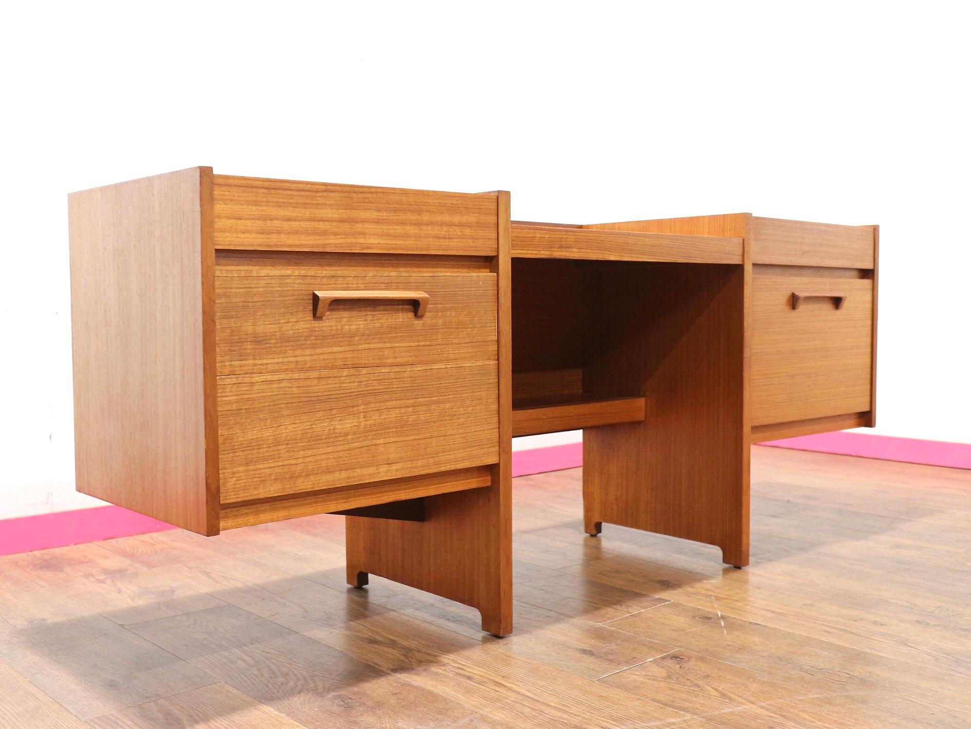 Scopri l'eleganza delle nostre splendide vanità di metà secolo su Mid Century Traders. Questo comò vintage in teak, ispirato allo stile danese, vanta un design unico che lo contraddistingue. La sua accurata lavorazione offre una buona capacità di