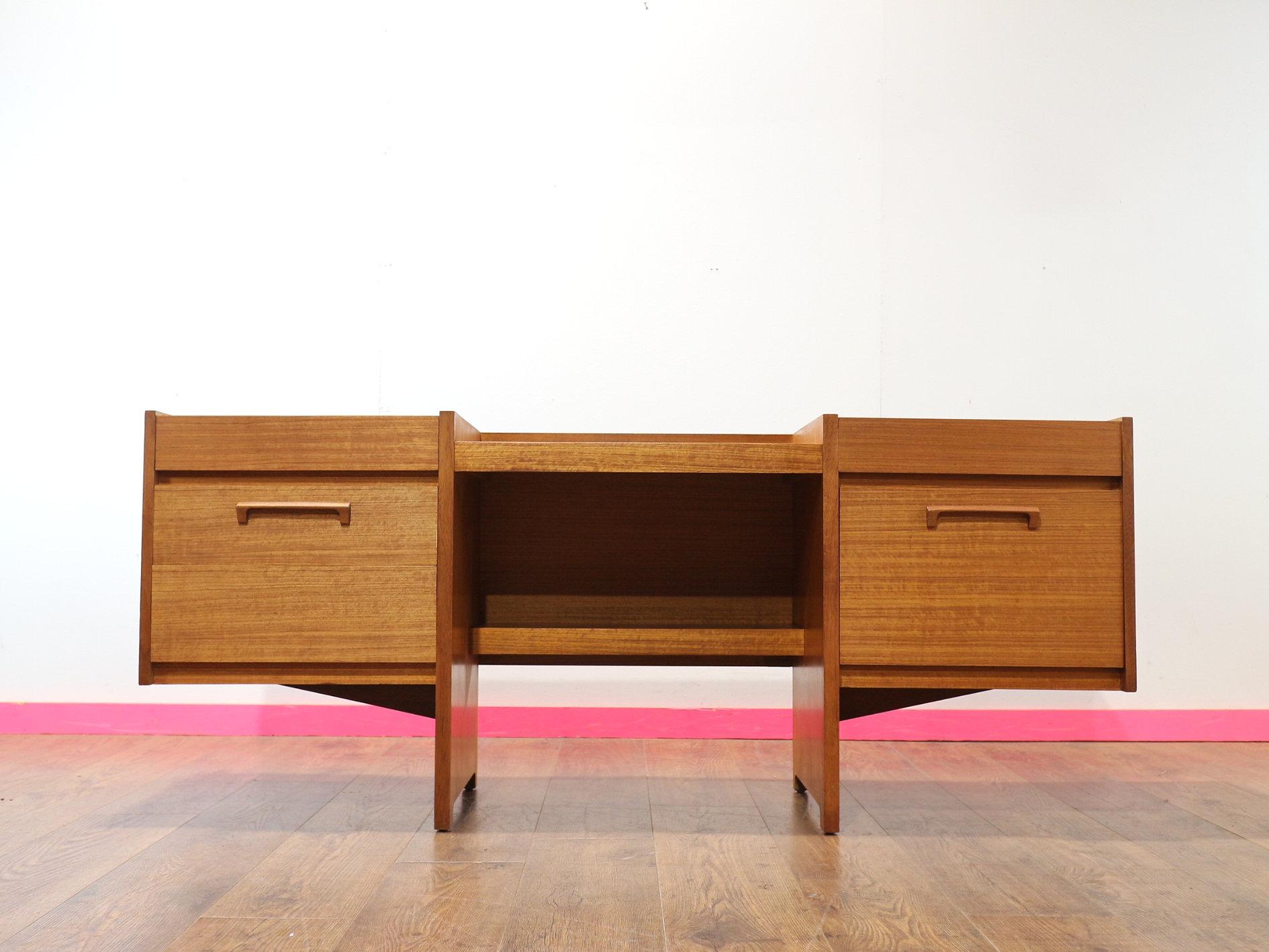 Mid-Century moderno Comò di Vanità Vintage in Teak del Medio Secolo Moderno Scrivania in Stile Danese Camera da Letto in vendita