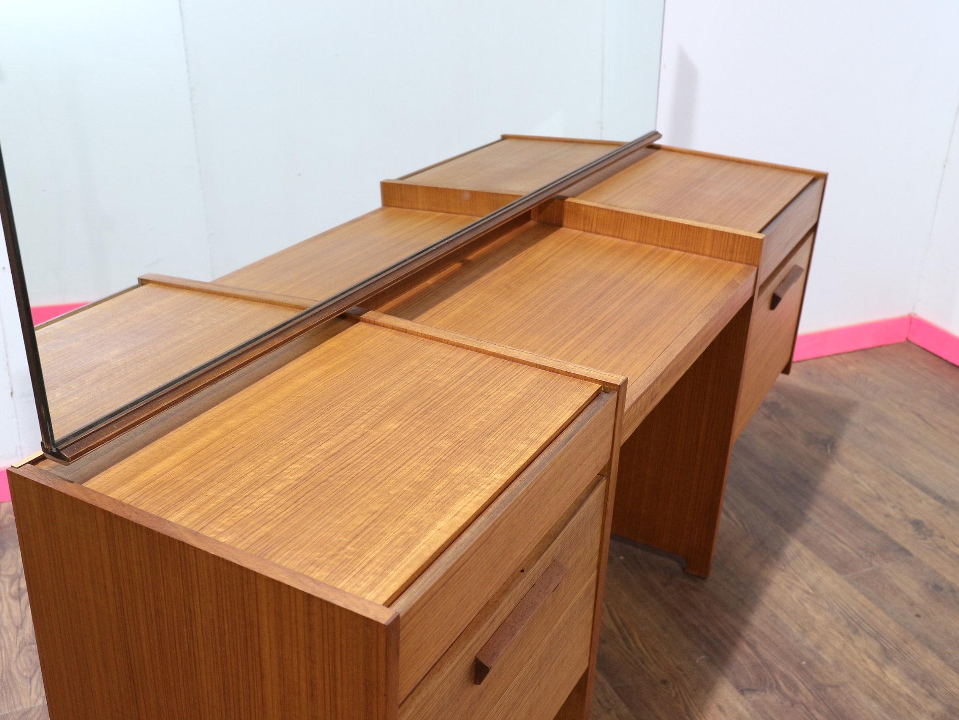Britannico Comò di Vanità Vintage in Teak del Medio Secolo Moderno Scrivania in Stile Danese Camera da Letto in vendita