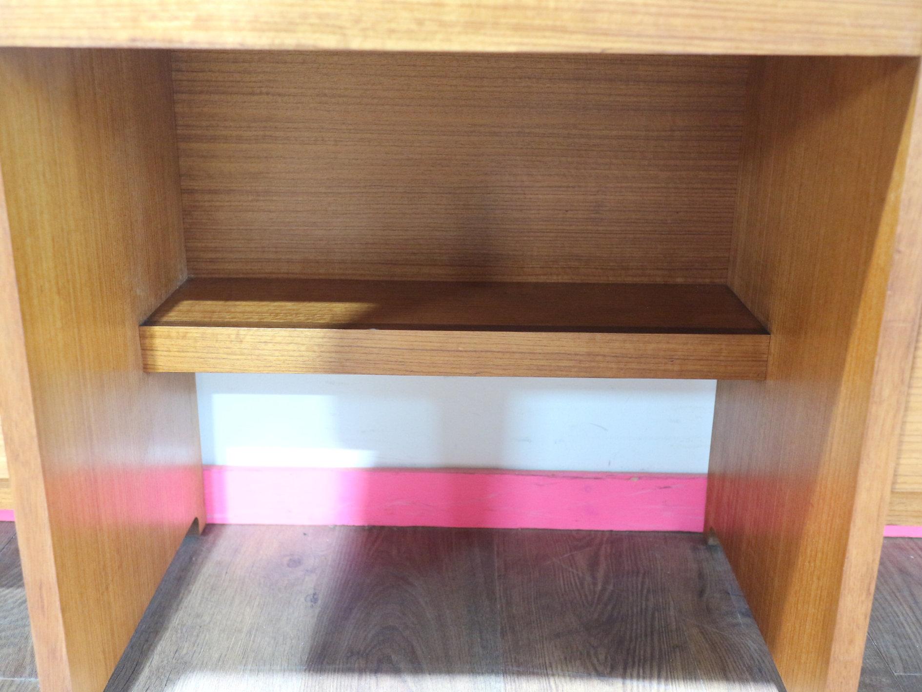 Comò di Vanità Vintage in Teak del Medio Secolo Moderno Scrivania in Stile Danese Camera da Letto In condizioni buone in vendita a Los Angeles, CA