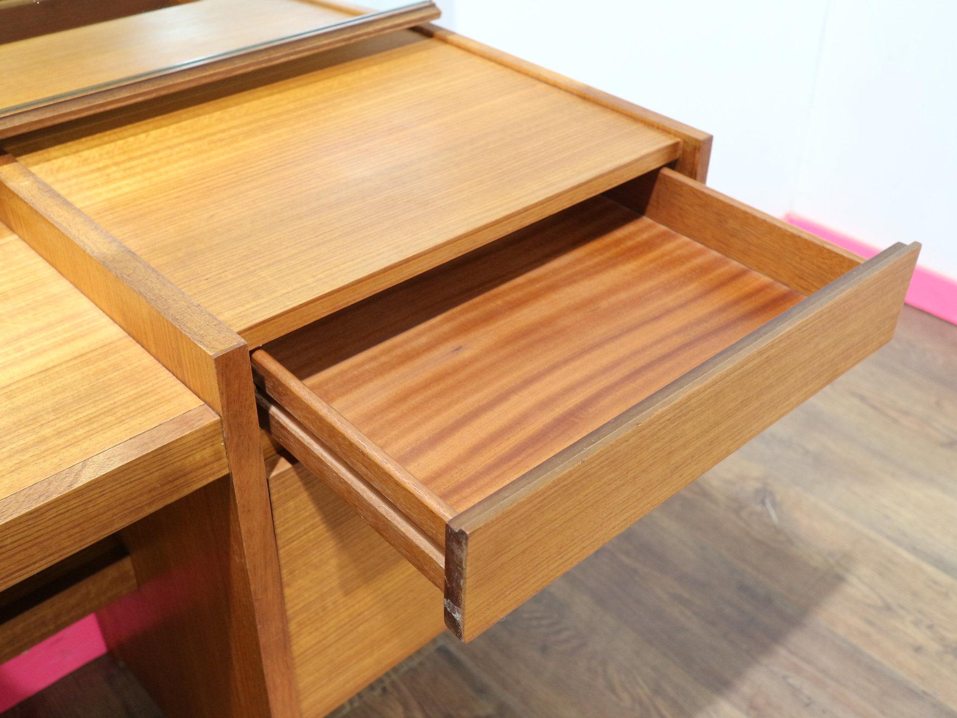 Comò di Vanità Vintage in Teak del Medio Secolo Moderno Scrivania in Stile Danese Camera da Letto in vendita 1