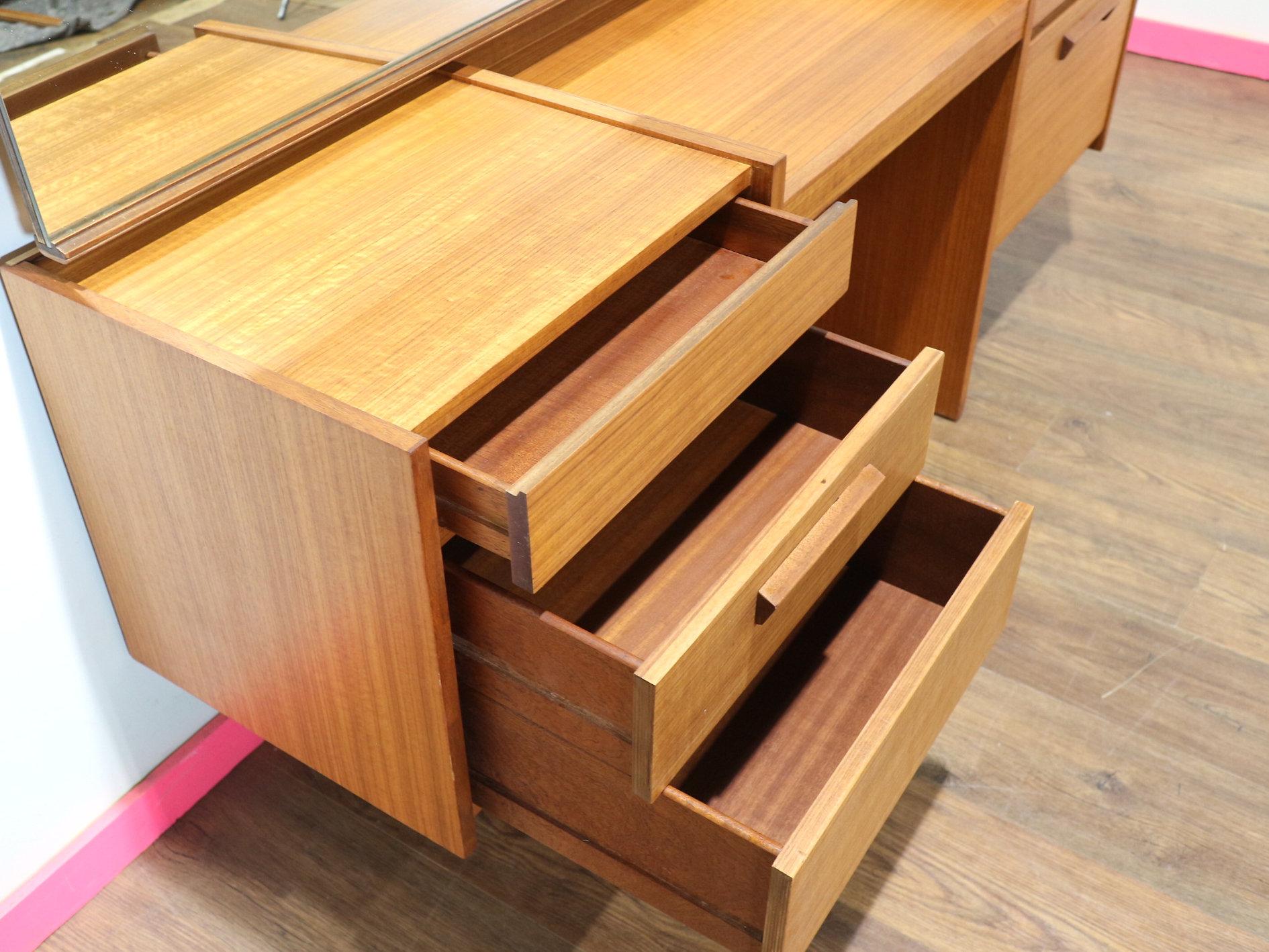 Comò di Vanità Vintage in Teak del Medio Secolo Moderno Scrivania in Stile Danese Camera da Letto in vendita 2