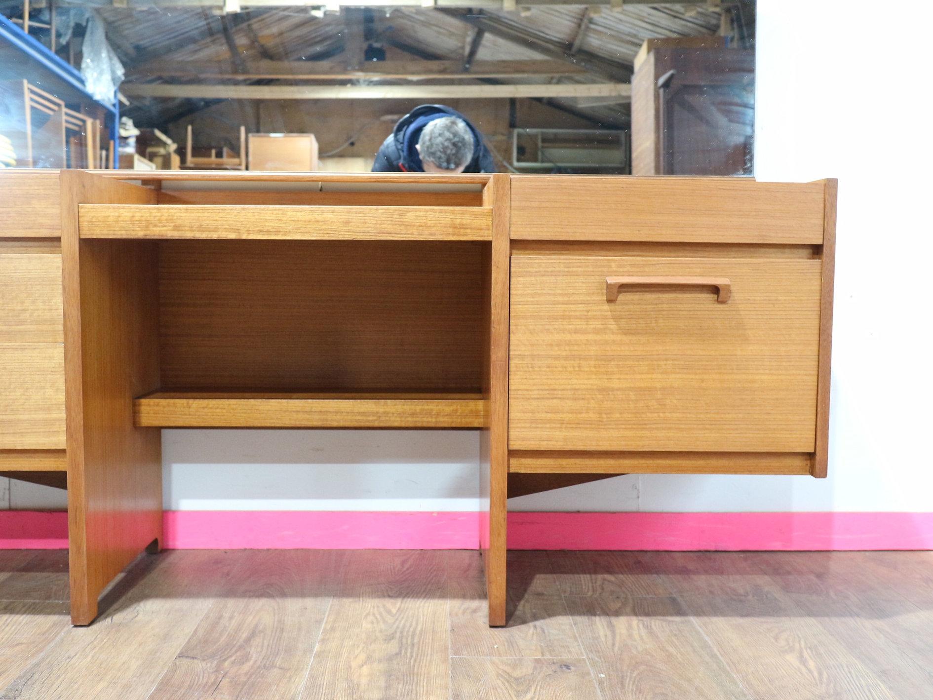 Comò di Vanità Vintage in Teak del Medio Secolo Moderno Scrivania in Stile Danese Camera da Letto in vendita 3